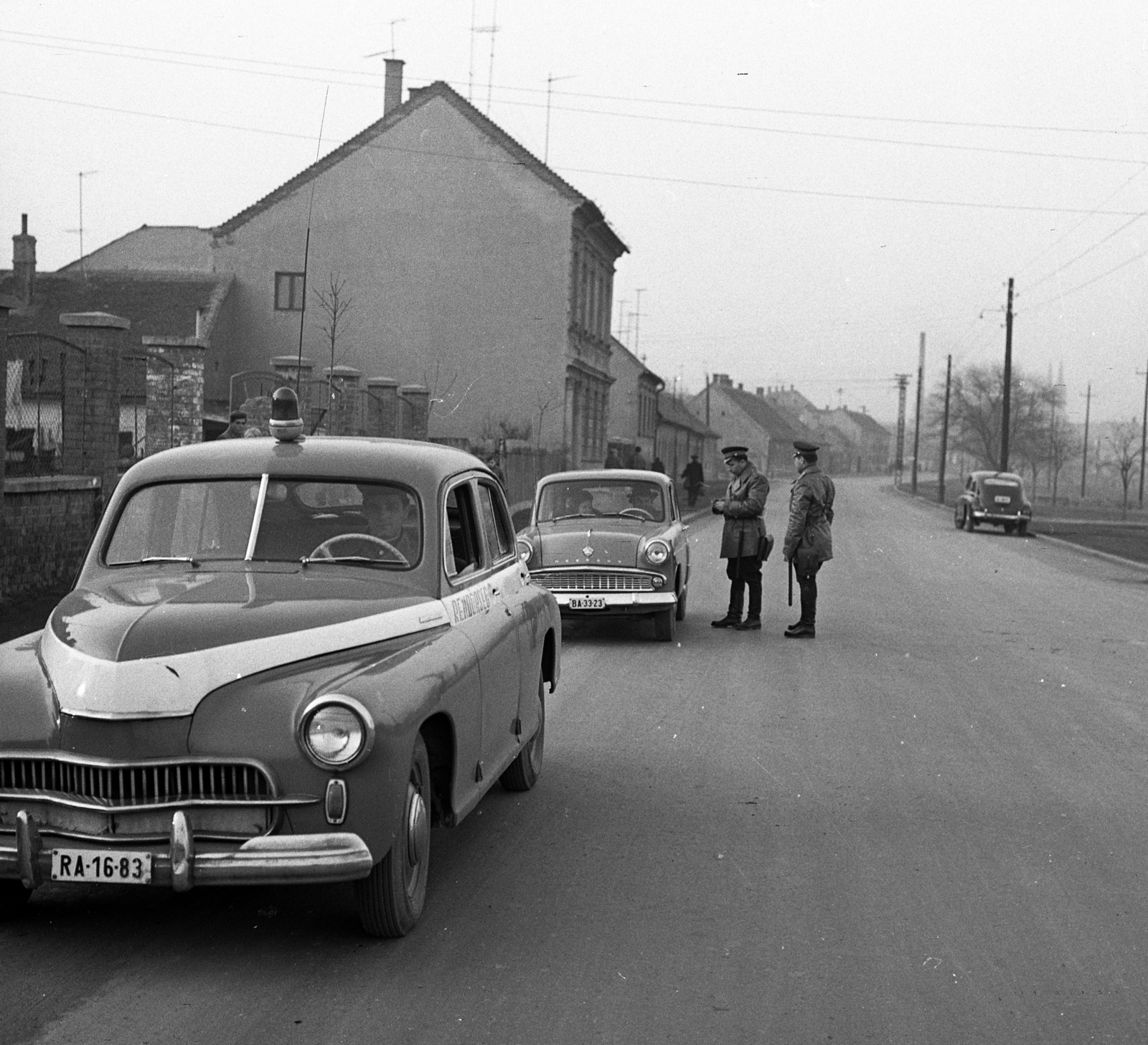 Hungary, Szombathely, Körmendi út a Perint patak felett átívelő hid (később Centenáris híd) felől a Jáki út felé nézve., 1965, Magyar Rendőr, Moskvitch-brand, cop, police vehicle, vehicular beacon, Fortepan #65098