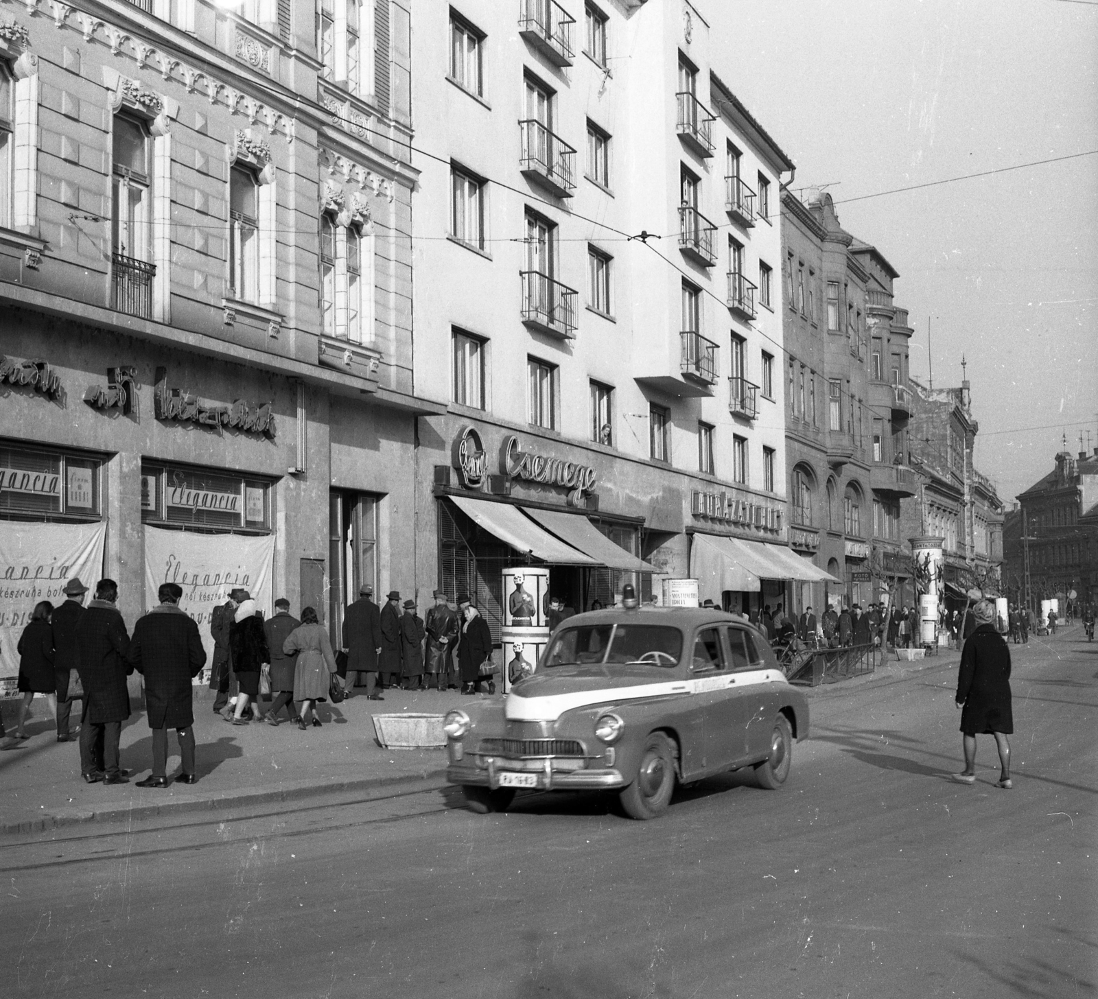 Hungary, Szombathely, Fő (Köztársaság) tér., 1965, Magyar Rendőr, police vehicle, Fortepan #65101