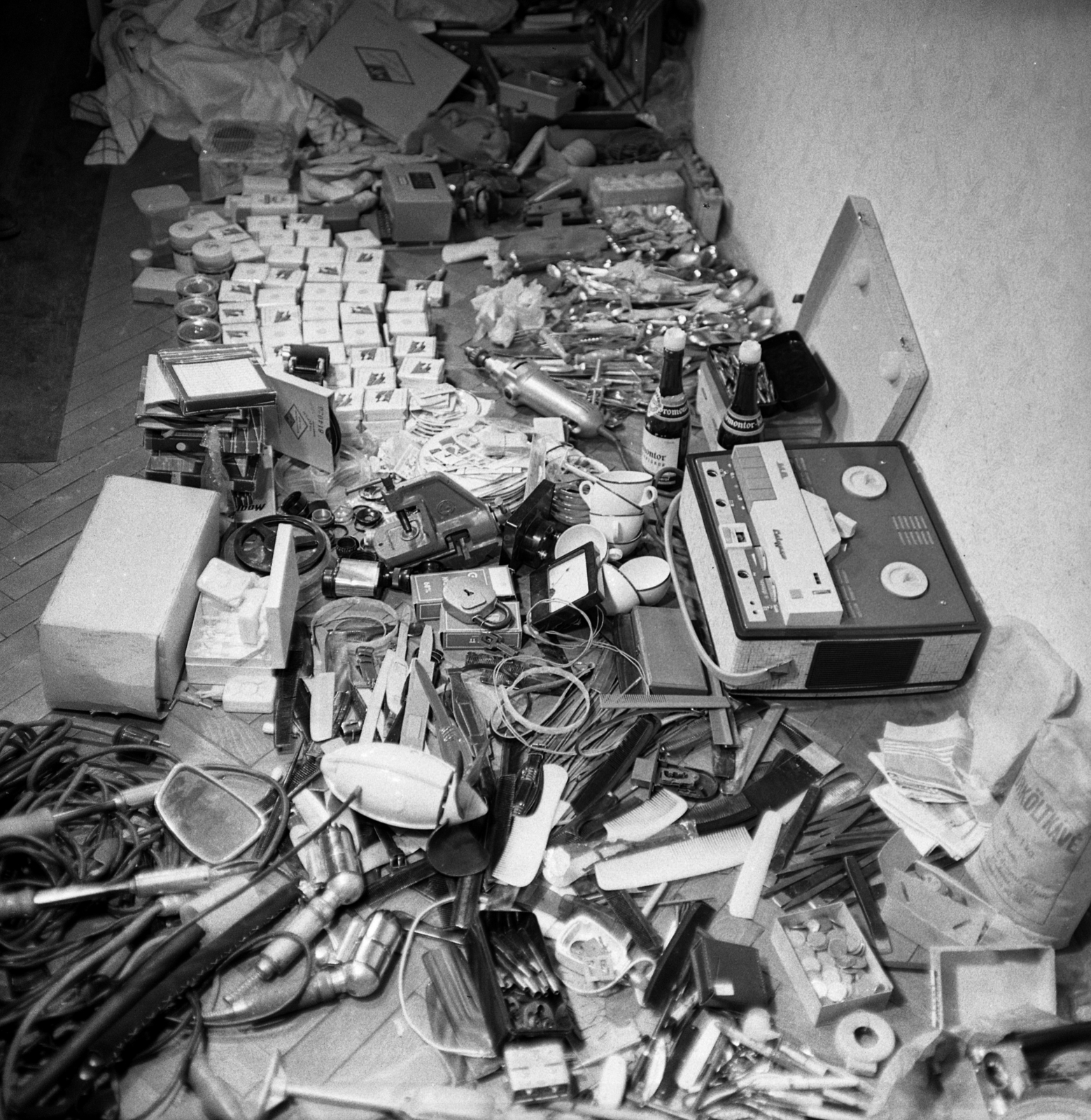 Hungary, Budapest XI., házkutatás során lefoglalt eltulajdonított tárgyak., 1965, Magyar Rendőr, tape recorder, Budapest, Fortepan #65102