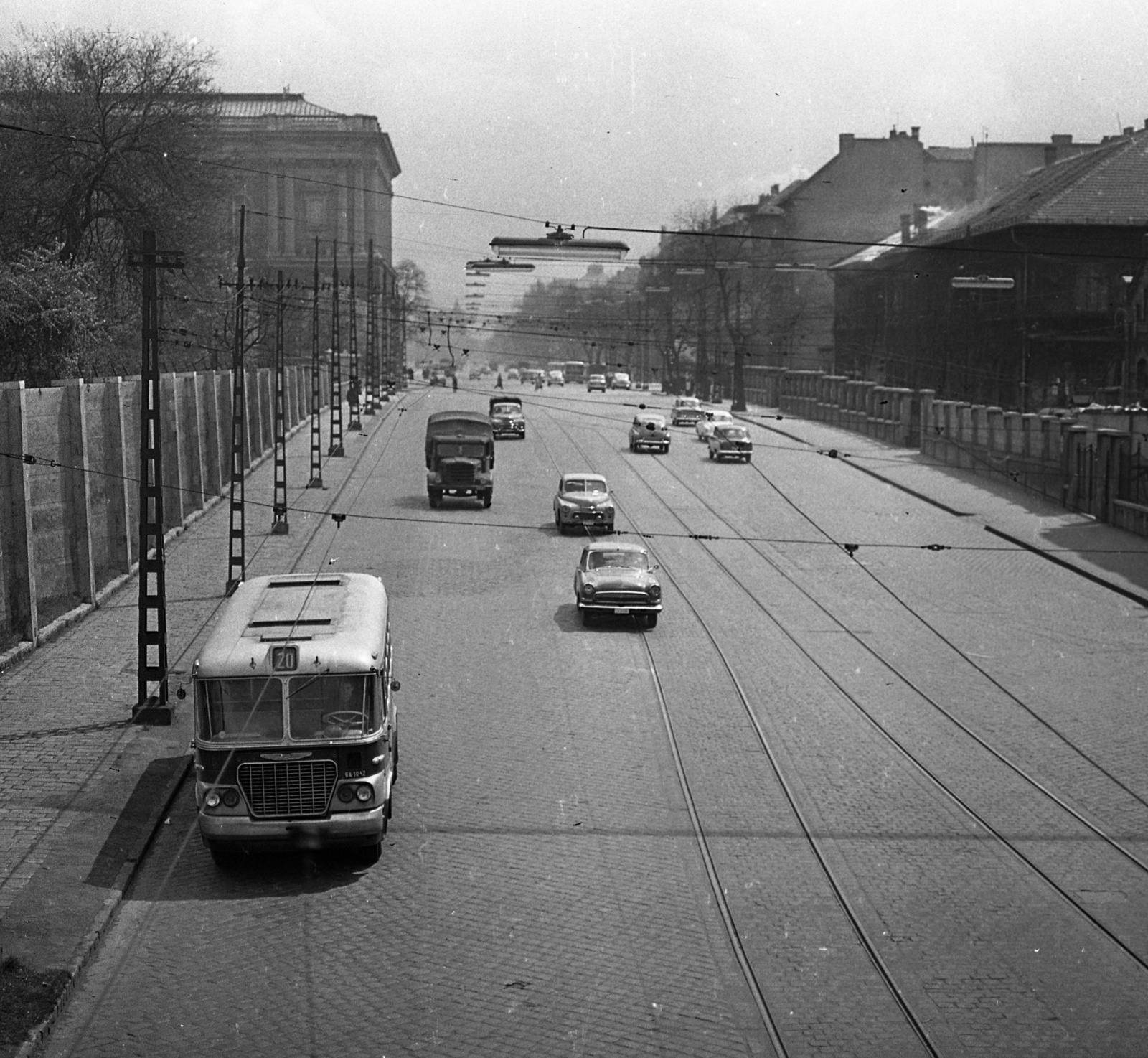 Hungary, Budapest VI.,Budapest XIV., Dózsa György út, balra az Állatkert kerítése, távolabb a Szépművészeti Múzeum, jobbra a Millenniumi Földalatti Vasút remíze., 1965, Magyar Rendőr, bus, Hungarian brand, Ikarus 620, Budapest, Fortepan #65103