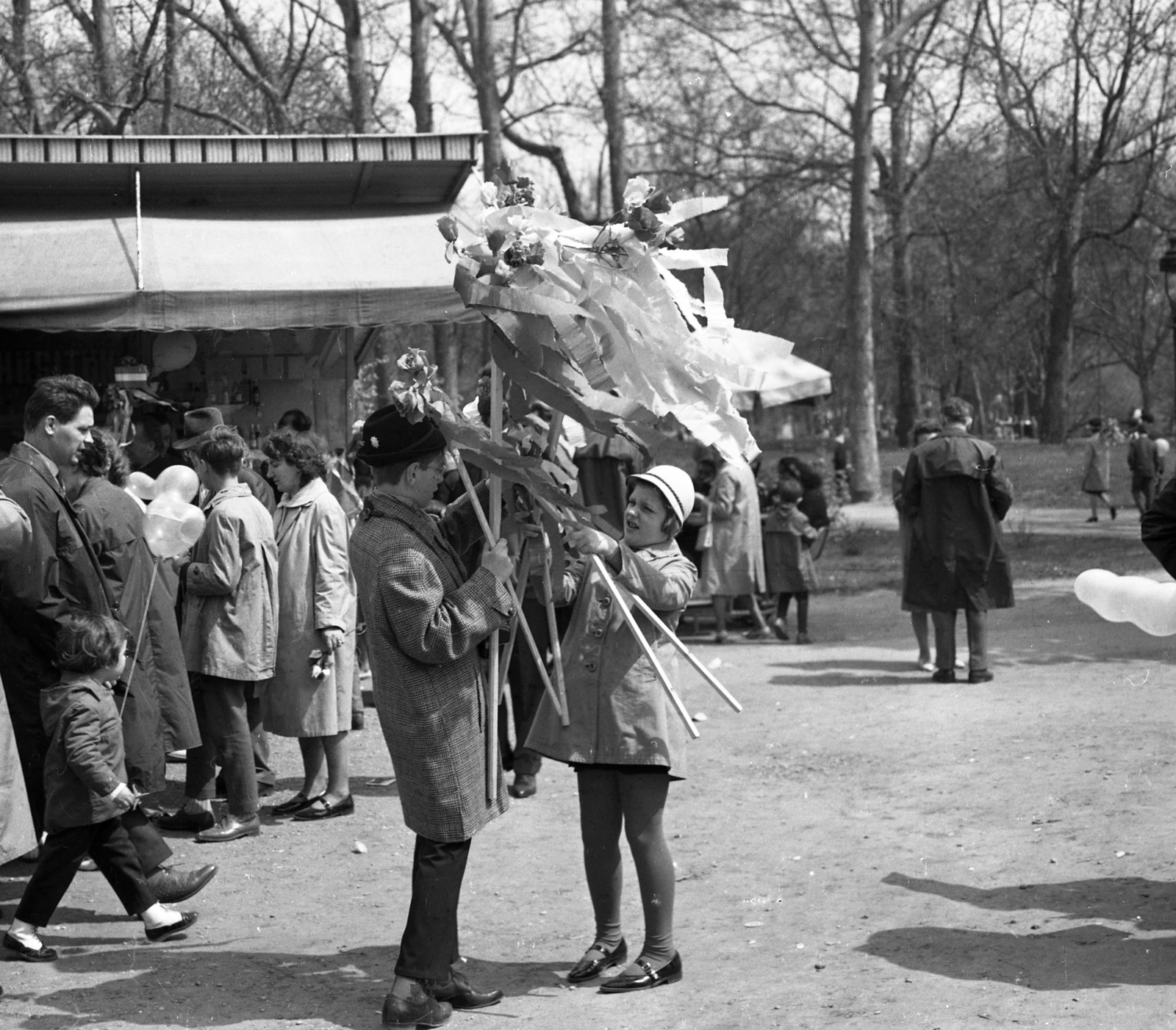 Hungary, Budapest XIV., május 1-i ünnepség résztvevői., 1965, Magyar Rendőr, baloon, 1st of May parade, Budapest, Fortepan #65109