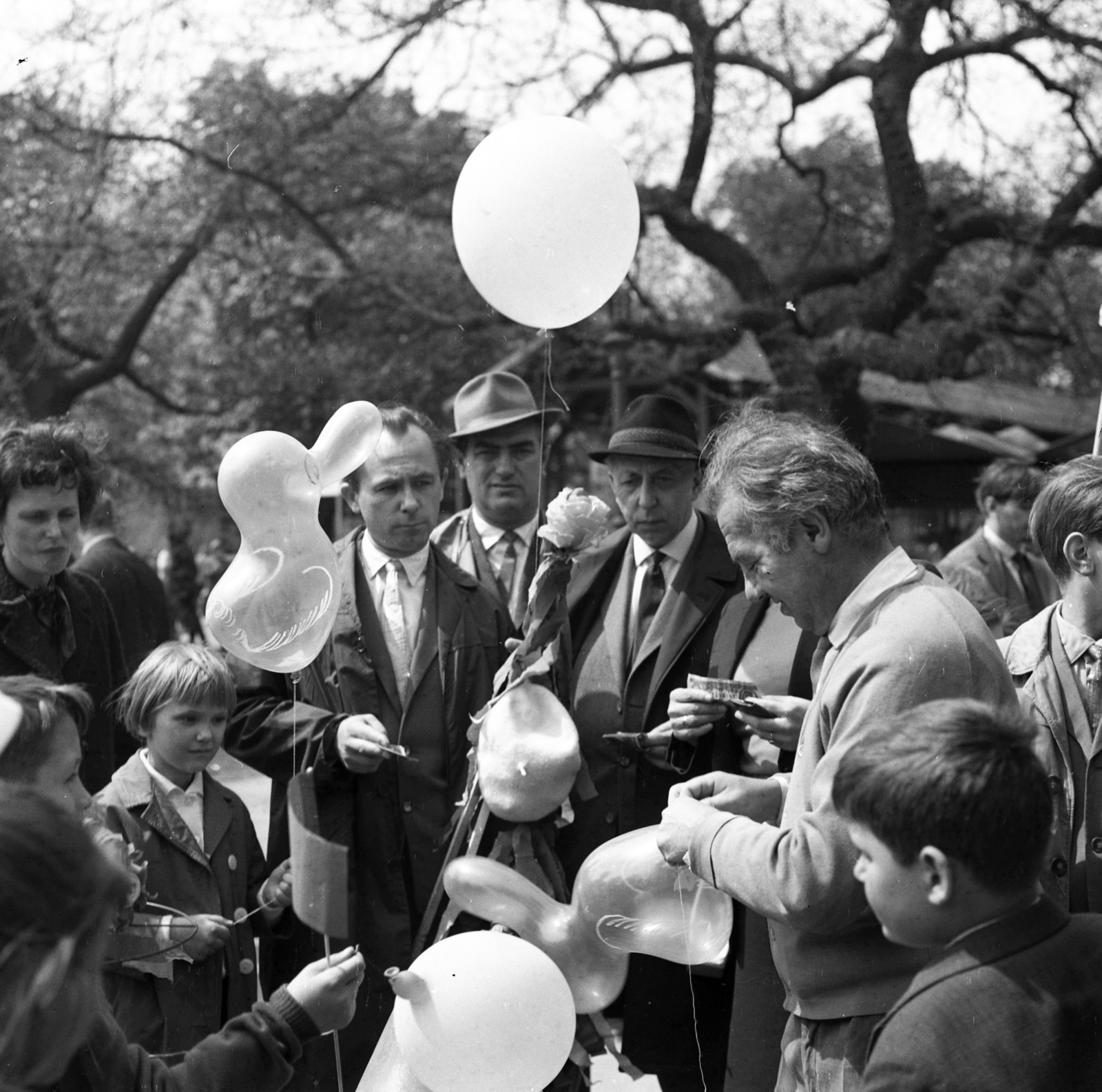 Hungary, Budapest XIV., május 1-i ünnepség résztvevői., 1965, Magyar Rendőr, baloon, 1st of May parade, Budapest, Fortepan #65113