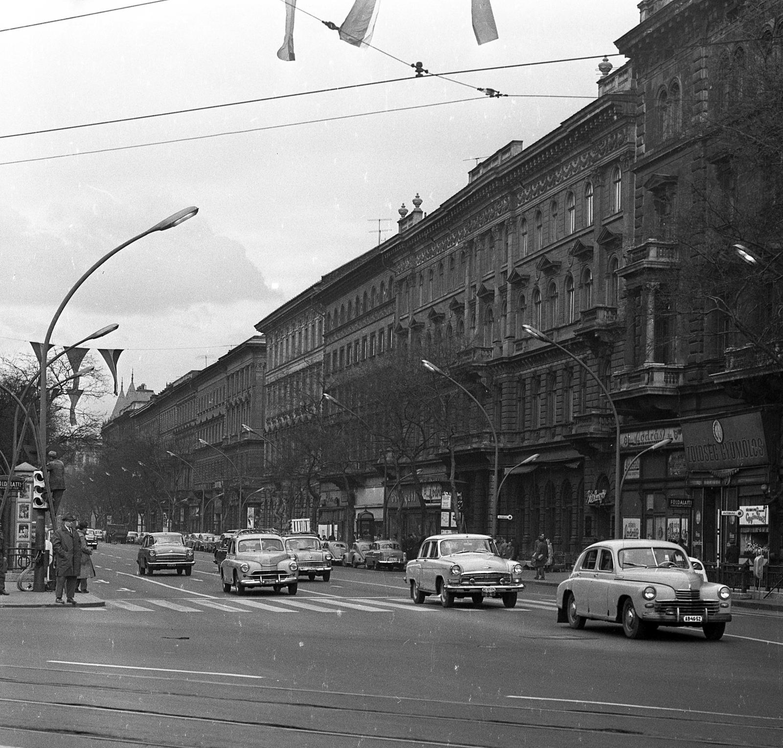 Magyarország, Budapest VI., Andrássy út (Népköztársaság útja) a Bajcsy-Zsilinszky út felől nézve., 1965, Magyar Rendőr, Budapest, automobil, forgalom, rendszám, GAZ M21 Volga, FSO Warszawa, Fortepan #65115