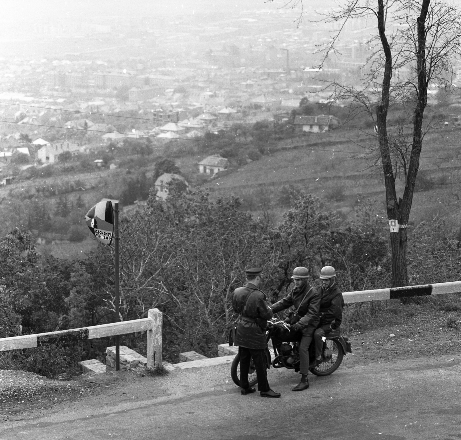 Magyarország, Pécs, Málics Ottó utca, a felvétel a Kikelet szálló előtt készült., 1965, Magyar Rendőr, motorkerékpár, útjelző tábla, rendőr, igazoltatás, Fortepan #65116