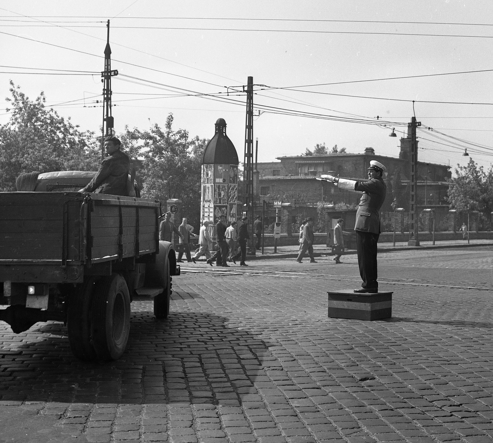 Hungary, Budapest IX., Könyves Kálmán körút - Üllői út kereszteződés, háttérben a MAFILM épülete., 1965, Magyar Rendőr, Budapest, broom, peaked cap, pulpit for police officers, cop, Fortepan #65129