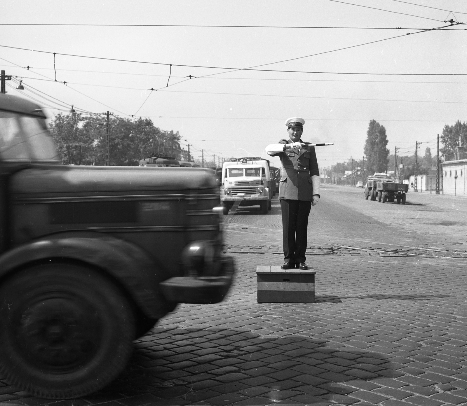 Magyarország, Budapest IX., Könyves Kálmán körút az Üllői úttól az Albert Flórián (Gyáli) út felé nézve, 1965, Magyar Rendőr, Budapest, forgalomirányítás, rendőrdobogó, Fortepan #65131