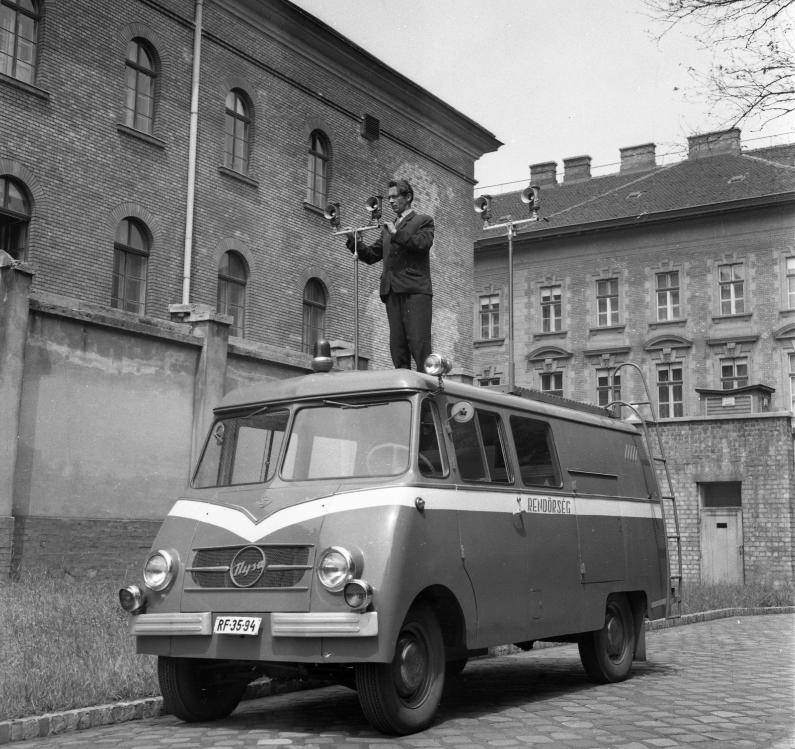 Hungary, Budapest VIII., Mosonyi utcai rendőrség udvara, helyszínelő gépkocsi., 1965, Magyar Rendőr, Nysa-brand, minivan, Polish brand, police vehicle, Budapest, standing on a car, number plate, Fortepan #65134