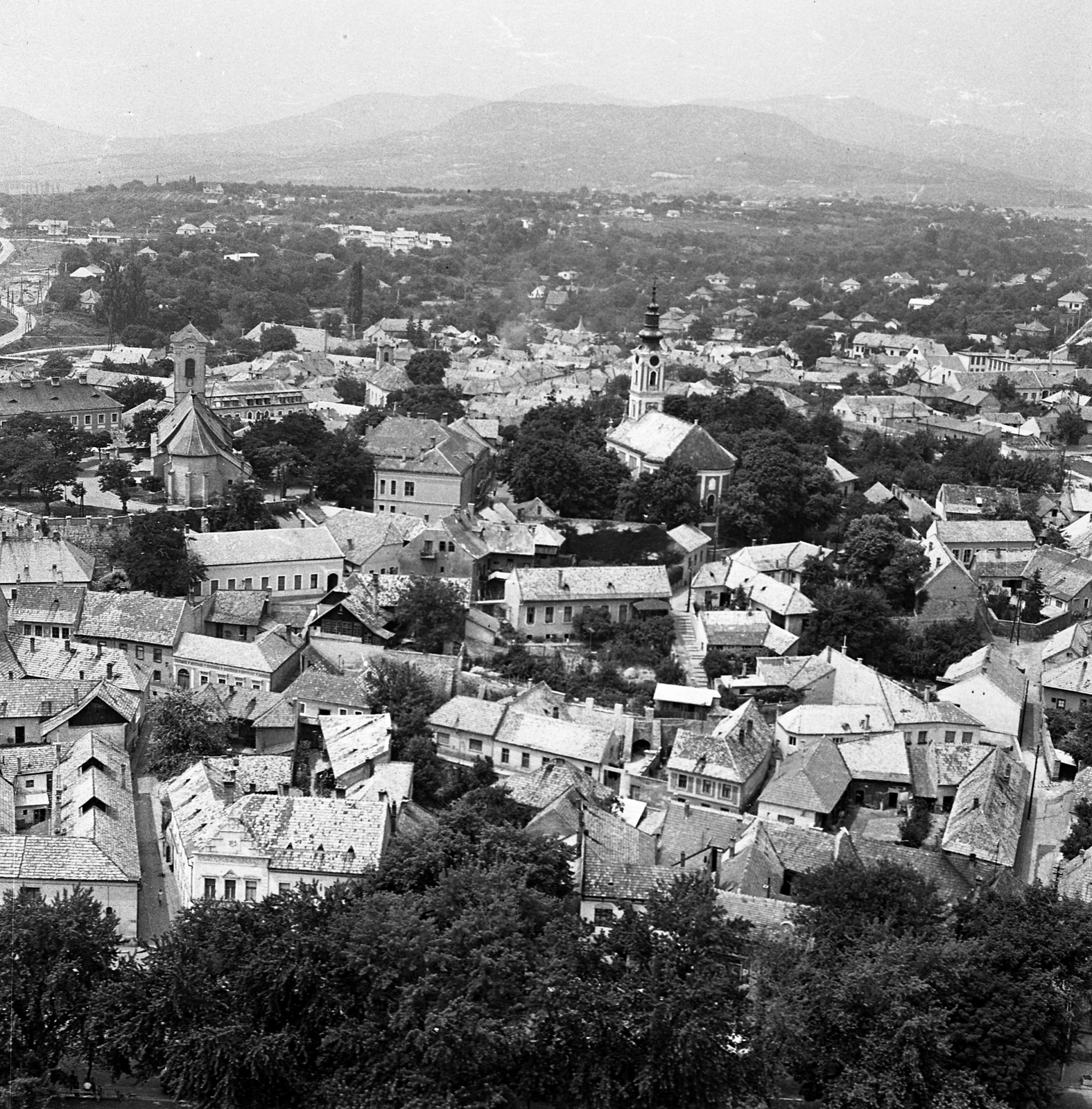 Hungary, Szentendre, látkép a Kő-hegy felé. A Várdombon a Keresztelő Szent János-templom, jobbra a Belgrád székesegyház., 1965, Magyar Rendőr, aerial photo, Fortepan #65138