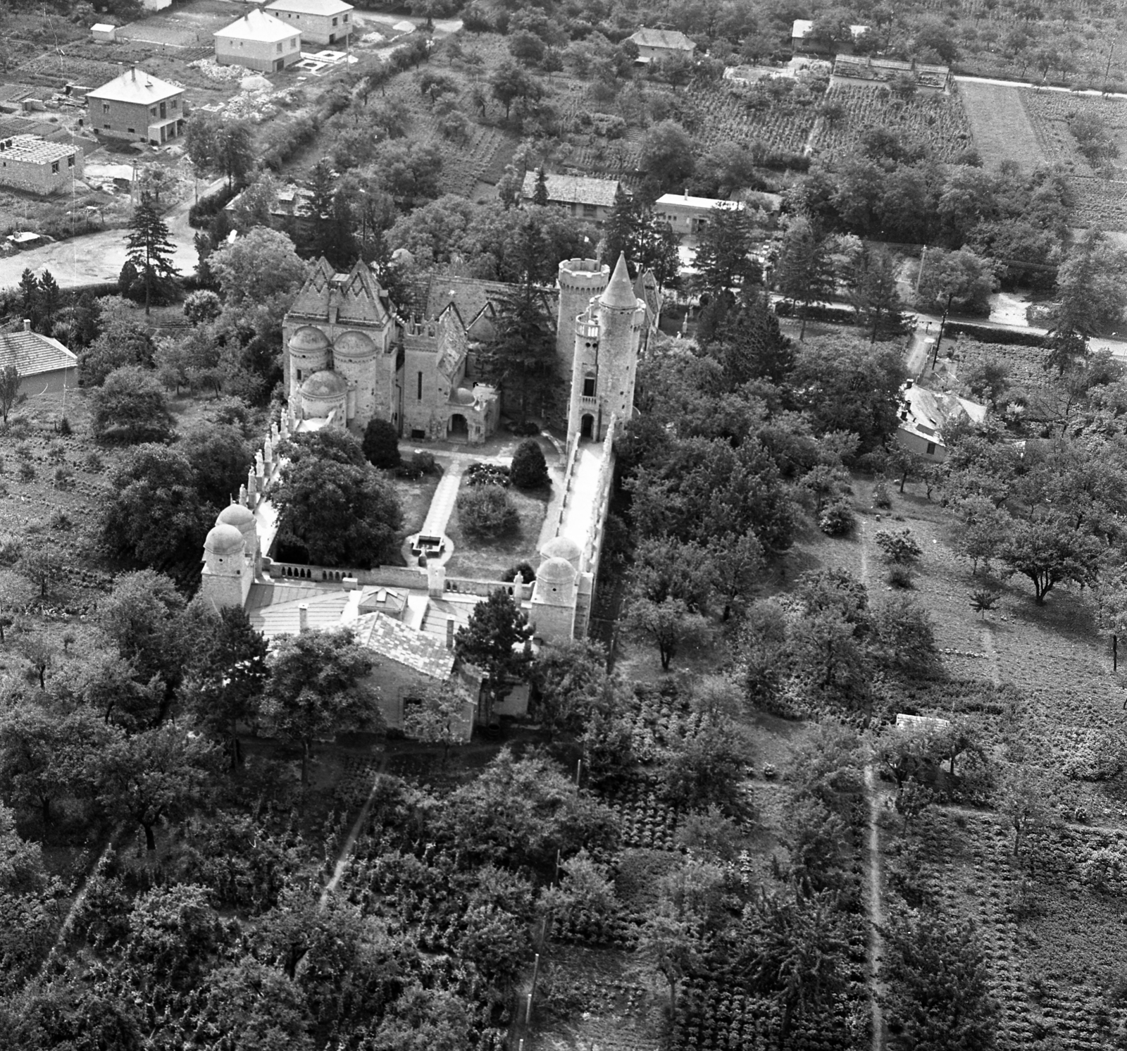 Hungary, Székesfehérvár, légifotó, Bory-vár., 1965, Magyar Rendőr, castle, aerial photo, eclectic architecture, Jenő Bory-design, Fortepan #65141