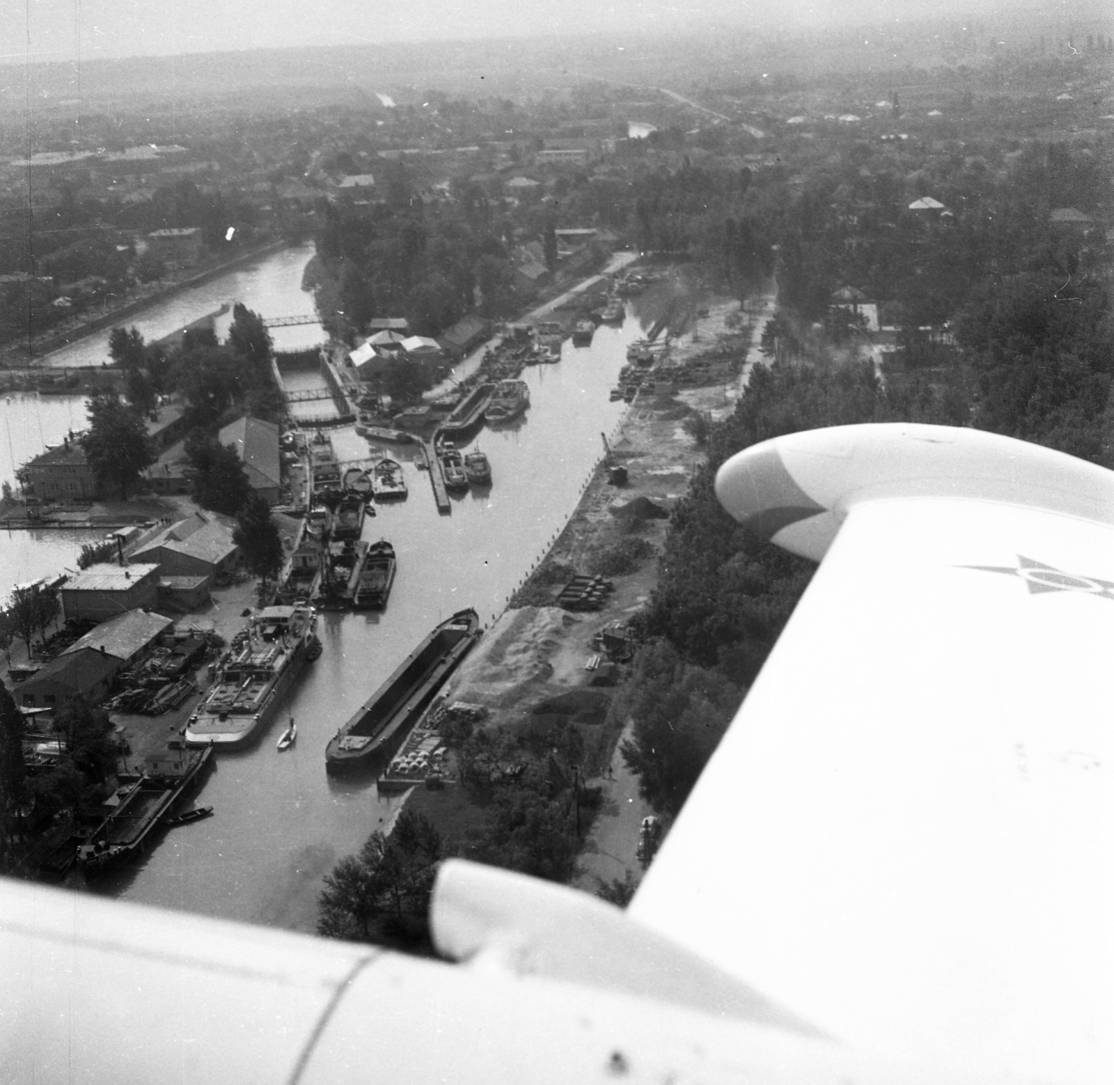 Magyarország,Balaton, Siófok, légifotó, kikötőmedence és hajózózsilip. Az előtérben balra az ekkor elkészült Inota vontatóhajó., 1965, Magyar Rendőr, légi felvétel, Fortepan #65142