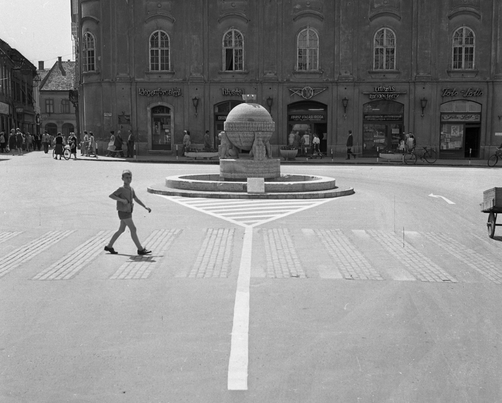 Hungary, Székesfehérvár, Városház (Szabadság) tér, Országalma (Ohmann Béla, 1943.), szemben balra a Kossuth utca., 1965, Magyar Rendőr, sculpture, street view, kid, Fountain, globus cruciger, Béla Ohmann-design, crosswalk, Fortepan #65152