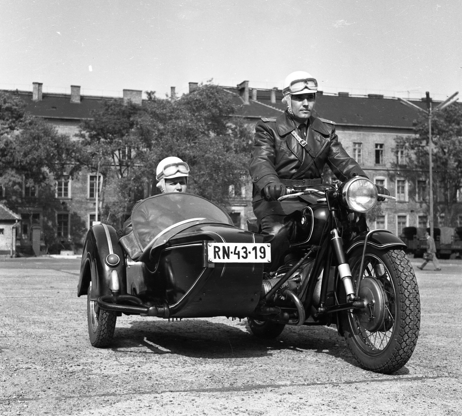 Hungary, Budapest IX., a rendőrség Nádasdy utca és Vaskapu utca közötti gépjárműtelepe., 1965, Magyar Rendőr, BMW-brand, motorcycle with sidecar, police vehicle, Budapest, number plate, crash helmet, leather jacket, Fortepan #65158