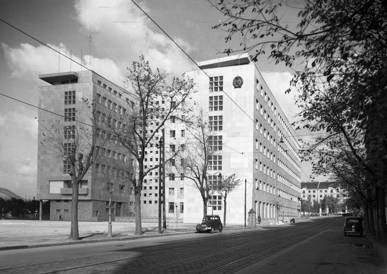 Magyarország, Budapest V., Balassi Bálint (Személynök) utca, a Belügyminisztérium épülete, a mai Képviselői Irodaház ("Fehér Ház")., 1950, Magyar Rendőr, Budapest, modern építészet, irodaház, középület, Fortepan #65160