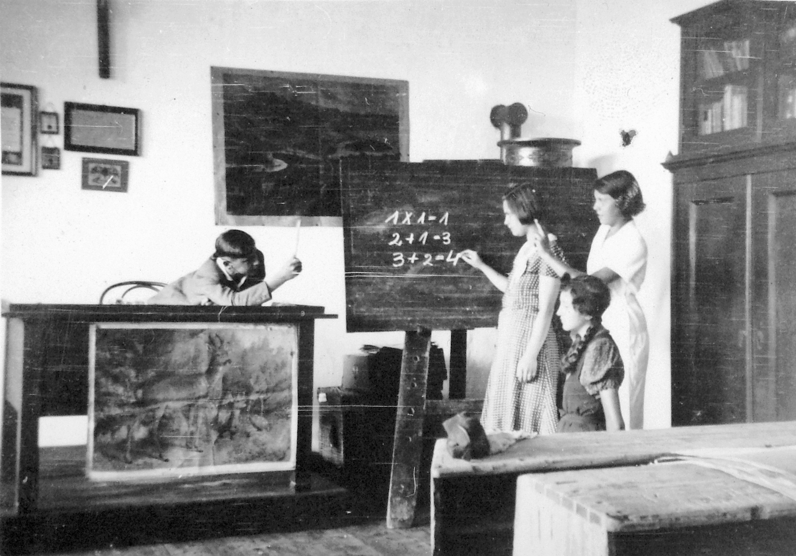 1931, Fortepan, classroom, education, tableau, man, braid, blackboard, girl, math, mistake, mathematical formula, teacher, Fortepan #6517