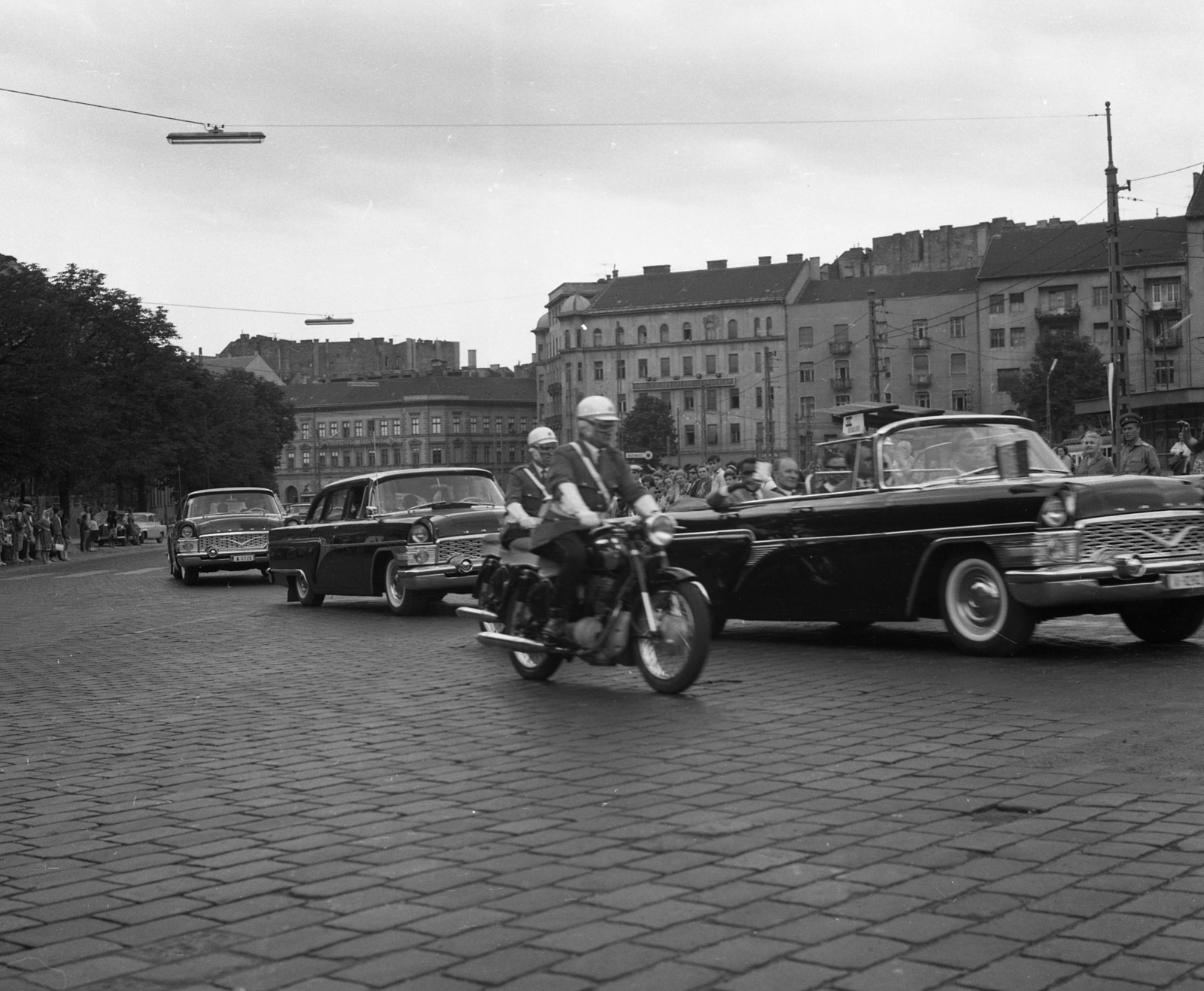 Magyarország, Budapest I.,Budapest II., Széll Kálmán (Moszkva) tér, a háttérben az Ostrom utca torkolata., 1965, Magyar Rendőr, híres ember, GAZ 13 Csajka, Budapest, politikus, rendőrségi felvezetés, Fortepan #65179