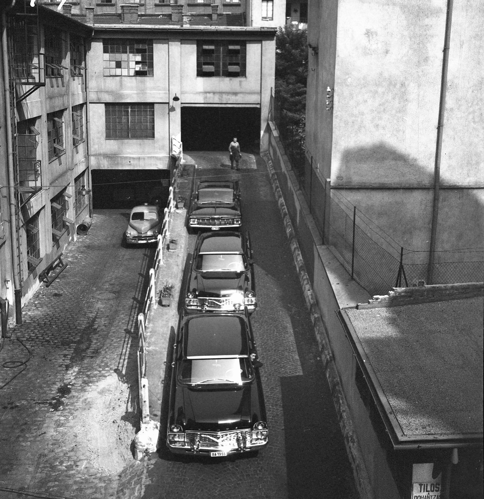 Hungary, Budapest VIII., Teleki László tér 17., BM garázs., 1965, Magyar Rendőr, Chevrolet-brand, Budapest, GAZ 13 Chaika, Fortepan #65195