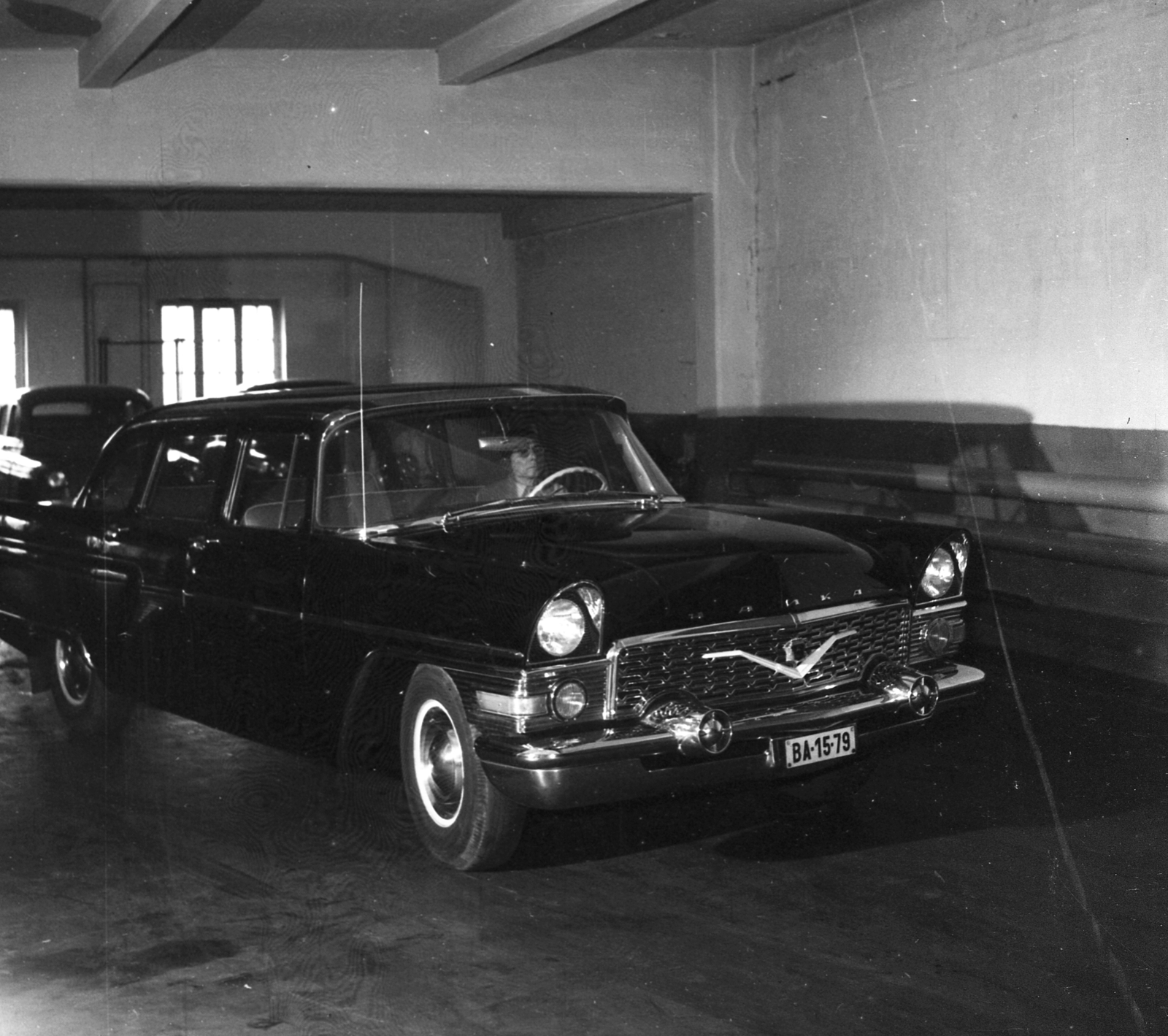 Hungary, Budapest VIII., Teleki László tér 17., BM garázs., 1965, Magyar Rendőr, Soviet brand, GAZ-brand, automobile, GAZ 13 Chaika, Budapest, number plate, Fortepan #65196