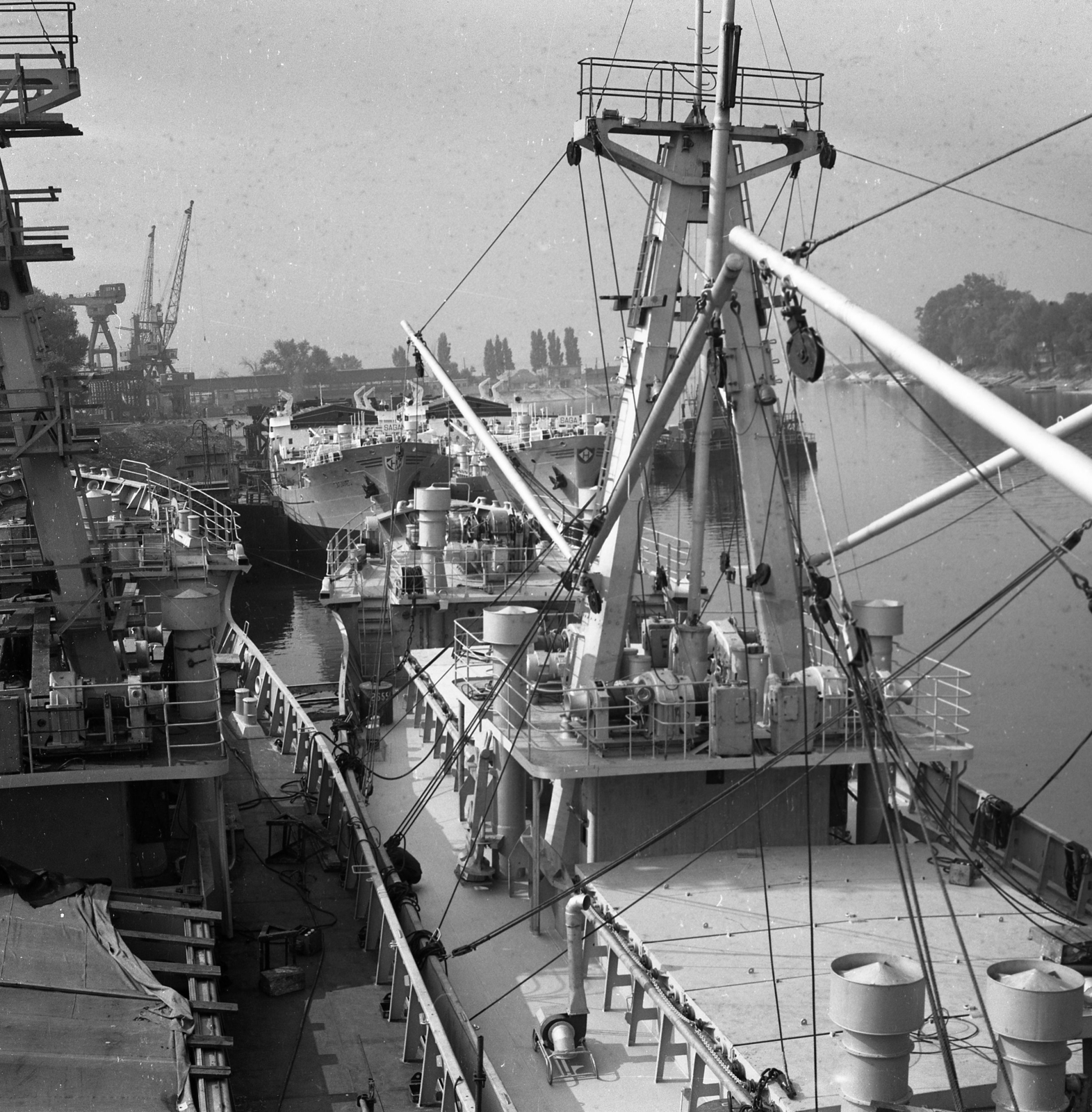 Hungary, Budapest XIII., Újpesti-öböl, a Magyar Hajó- és Darugyár Angyalföldi Gyáregysége, Sagastrand osztályú tengeri áruszállító hajók., 1965, Magyar Rendőr, shipbuilding industry, Budapest, Fortepan #65198