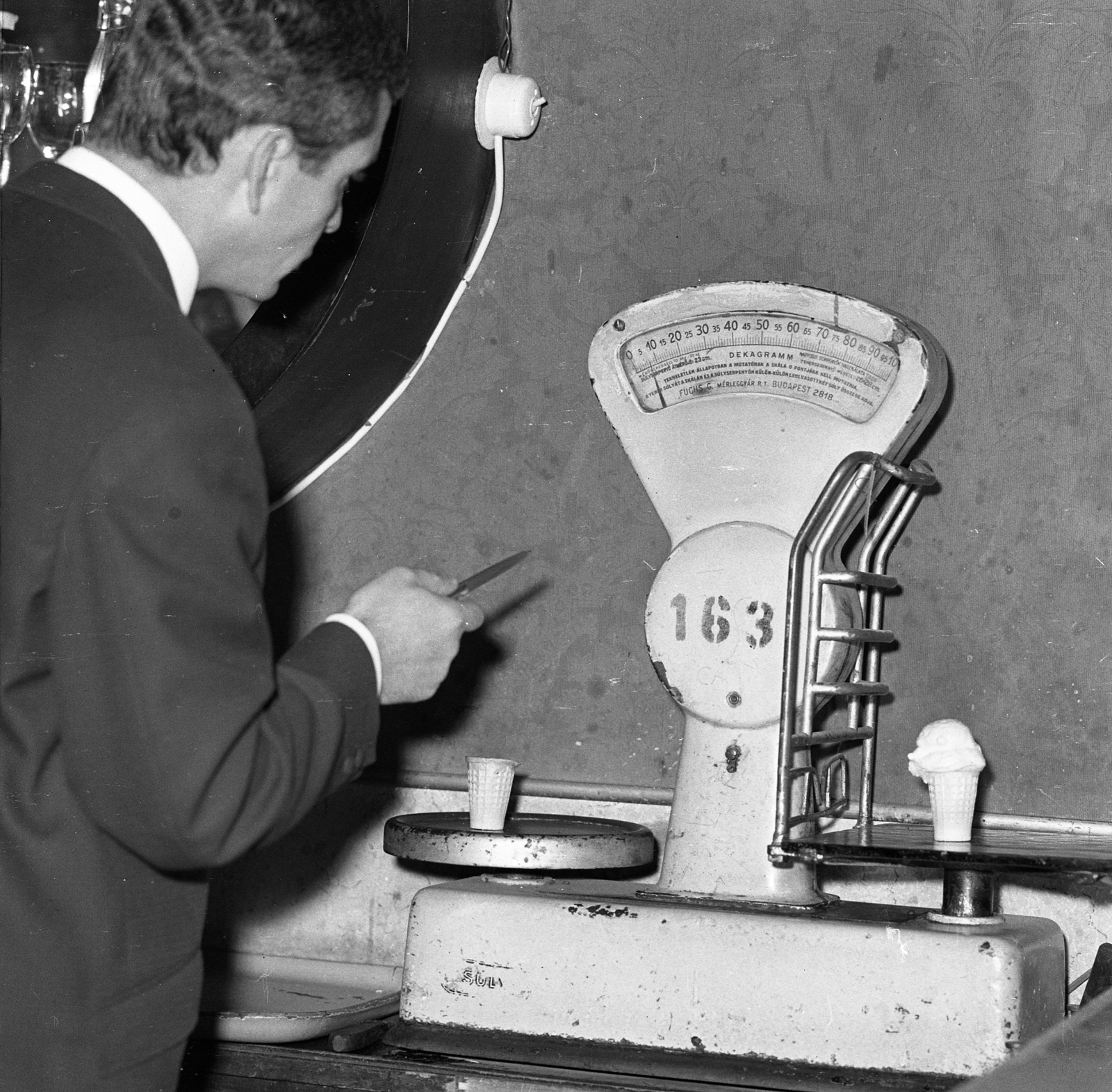 Hungary, a felvétel fagylaltadag hatósági ellenőrzéséről készült., 1965, Magyar Rendőr, scale, Fortepan #65208