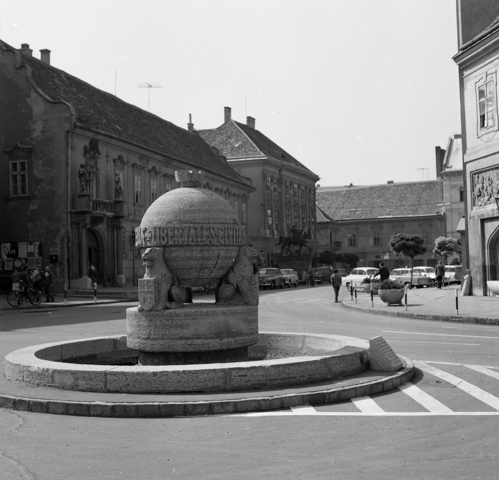 Hungary, Székesfehérvár, Városház (Szabadság) tér, Országalma (Ohmann Béla 1943.) háttérben a Városháza, előtte a Tízes huszárok szobra., 1965, Magyar Rendőr, sculpture, street view, Fountain, globus cruciger, Béla Ohmann-design, Fortepan #65211