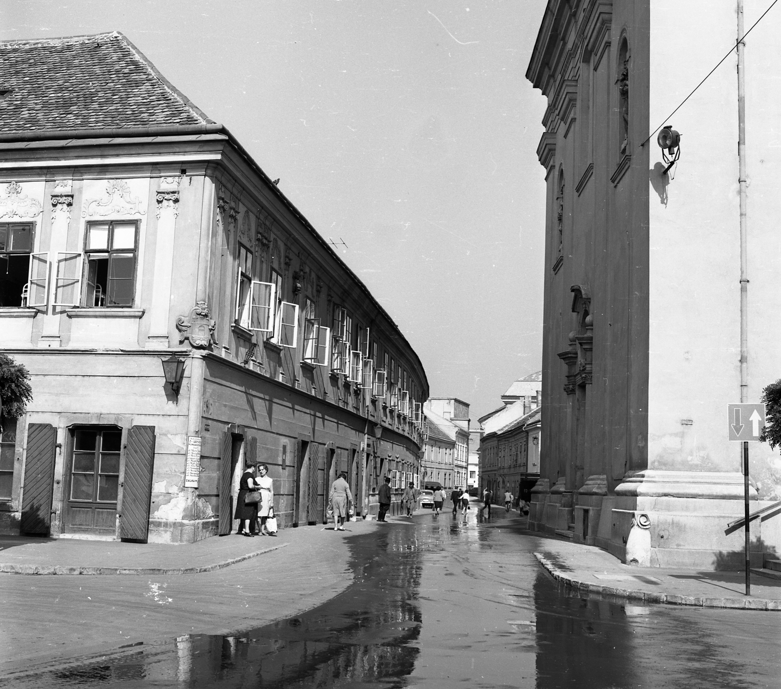 Magyarország, Székesfehérvár, Városház (Szabadság) tér, szemben az Oskola (Zalka Máté) utca sarkán a Hiemer ház, jobbra a Szent Imre-templom., 1965, Magyar Rendőr, utcakép, víz, jelzőtábla, tócsa, Fortepan #65214