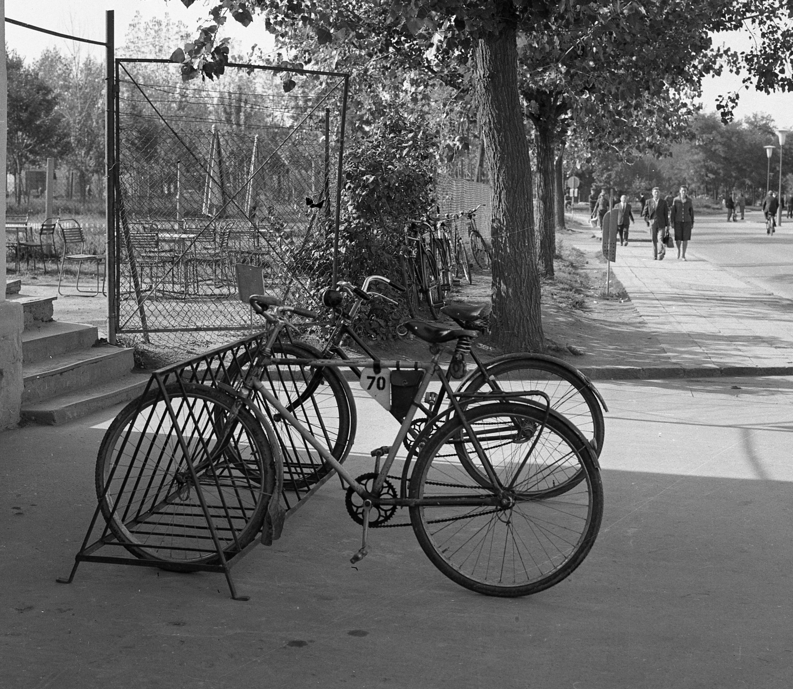Hungary, 1965, Magyar Rendőr, bicycle, bicycle holder, Fortepan #65217