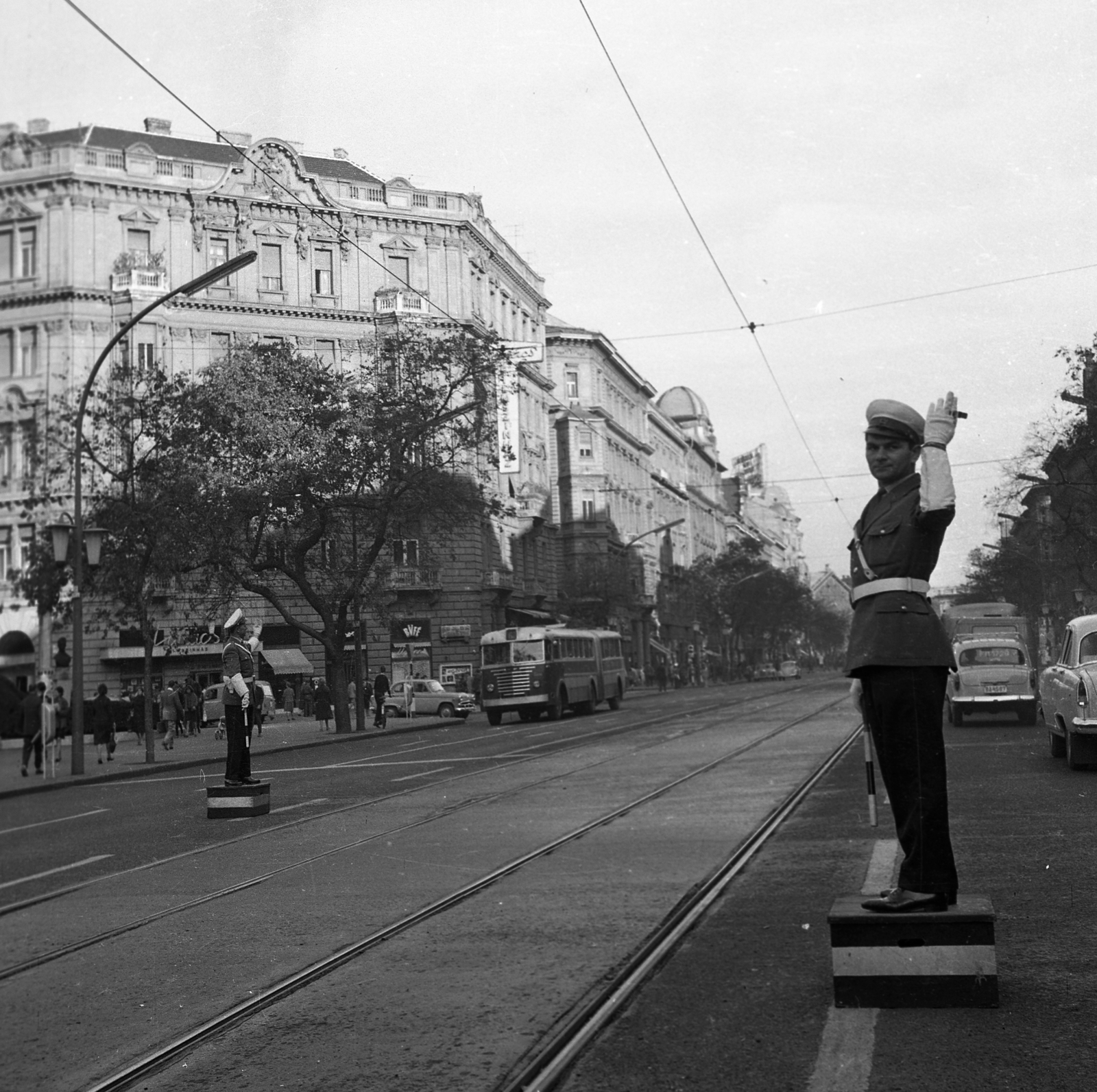 Hungary, Budapest V.,Budapest XIII., Szent István körút a Vígszínház előtt, a Nyugati (Max) tér felé nézve., 1965, Magyar Rendőr, cop, pulpit for police officers, Budapest, directing traffic, bus, Fortepan #65218