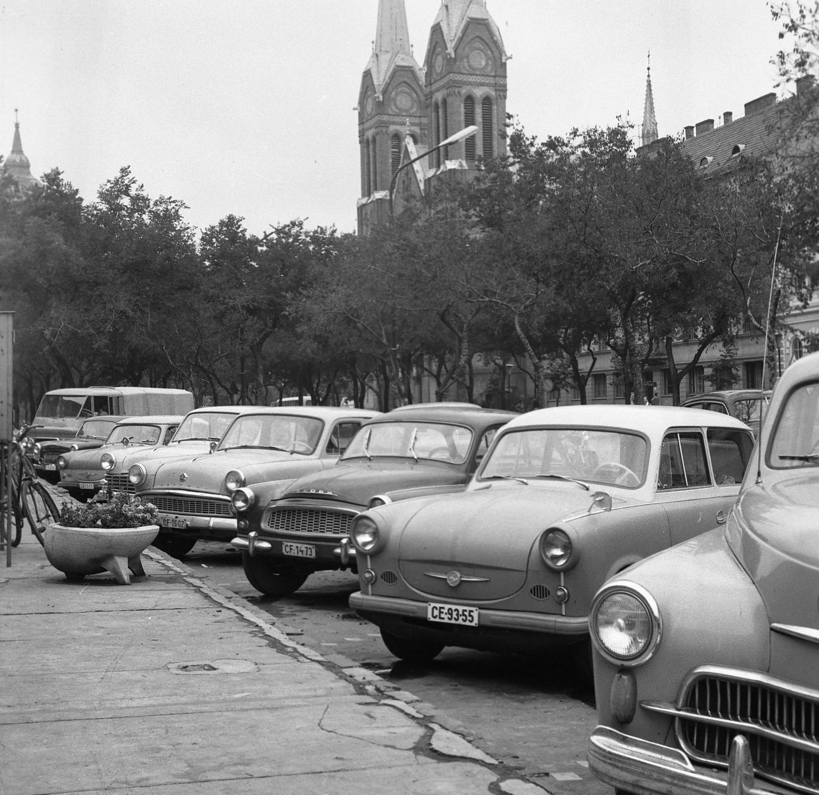 Hungary, Békéscsaba, Szent István tér, Belvárosi Páduai Szent Antal templom., 1965, Magyar Rendőr, church, Catholic Church, Neo-Gothic-style, Antal Hofhauser-design, bicycle, number plate, car park, Fortepan #65221