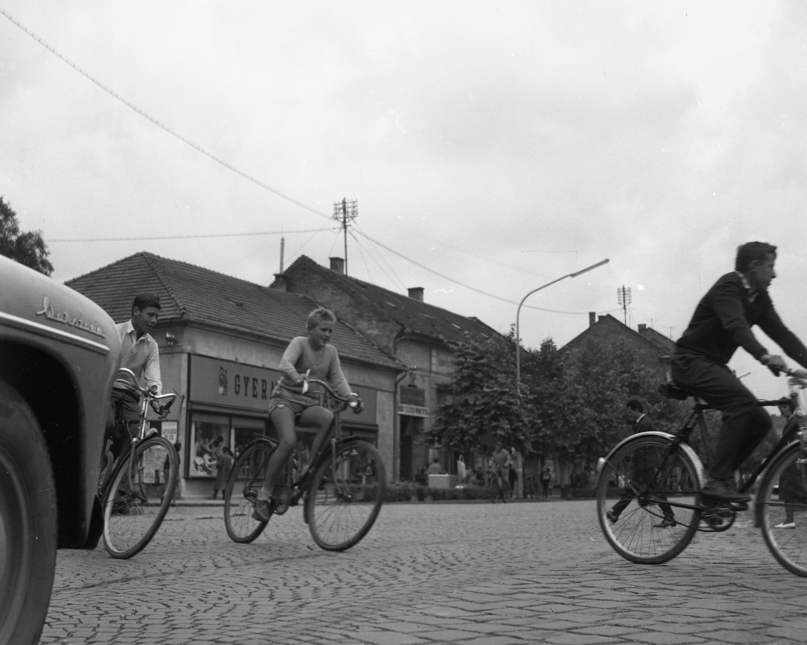 Magyarország, Békéscsaba, Andrássy út (Tanácsköztársaság útja) a Kinizsi utcától az Irányi utca felé nézve., 1965, Magyar Rendőr, kerékpár, utcakép, fiúk, villanyoszlop, Fortepan #65223