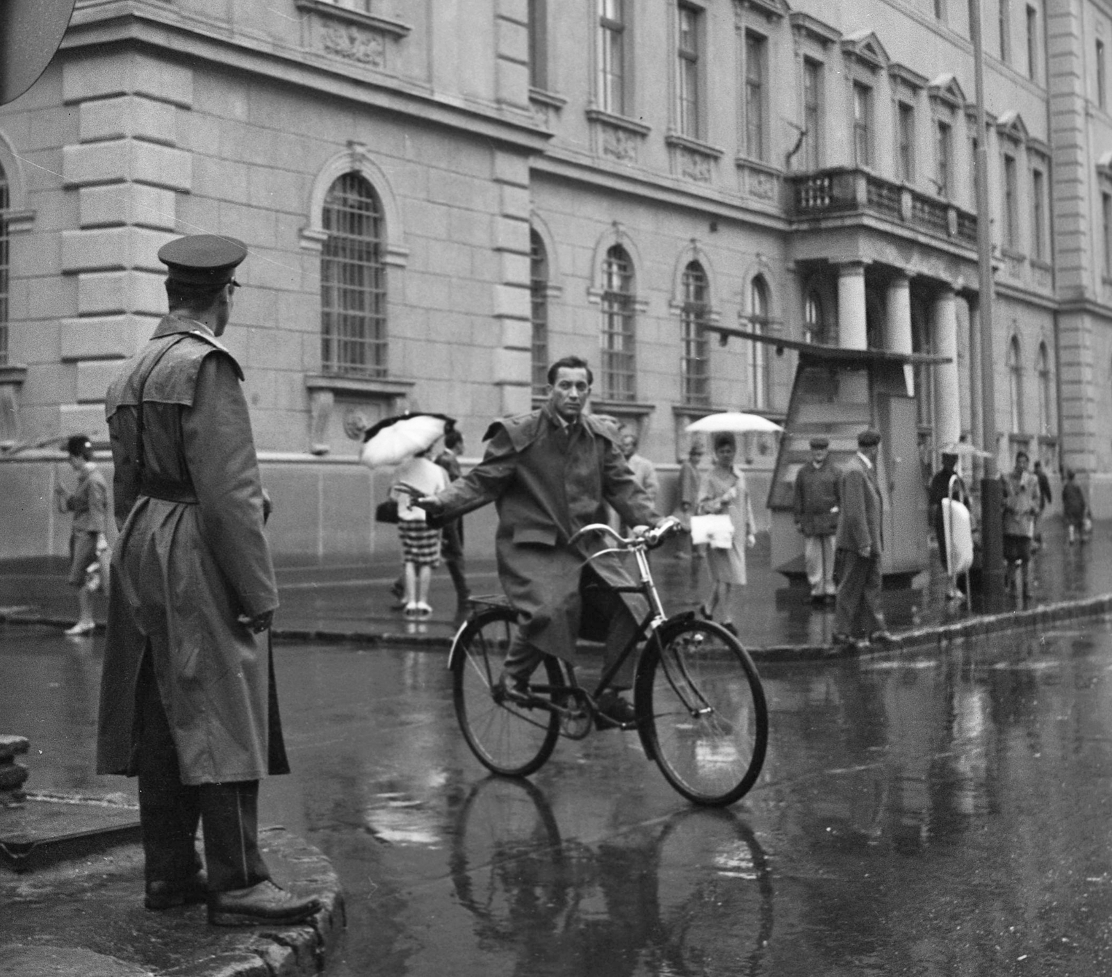 Hungary, Szolnok, Kossuth Lajos út, balra a Dózsa György utca torkolata, szemben a Szolnoki Városi Bíróság épülete., 1965, Magyar Rendőr, bicycle, Fortepan #65224
