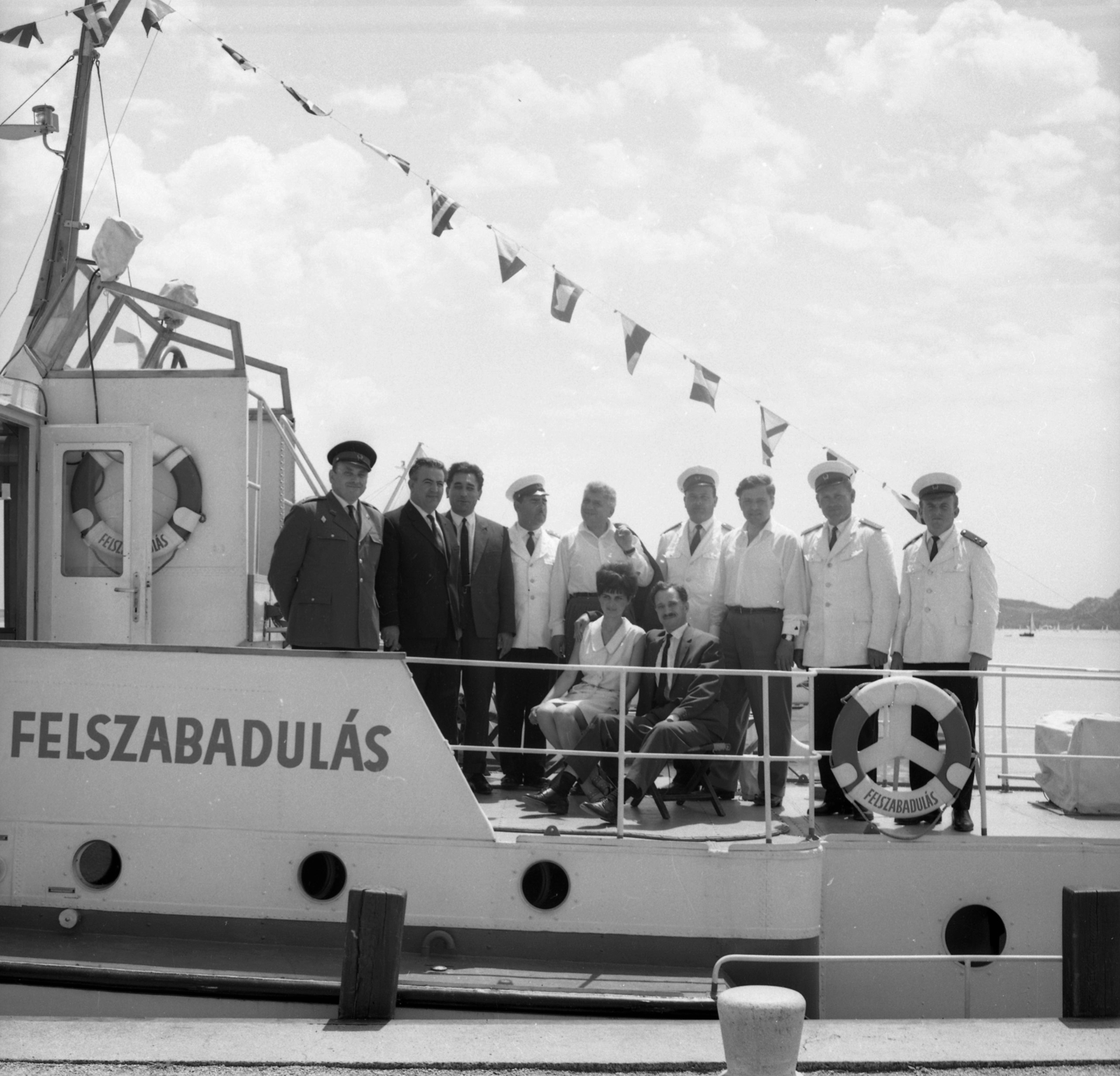 Hungary, Balatonfüred, kikötő, Felszabadulás motoros személyhajó, háttérben a Tihanyi-félsziget., 1965, Magyar Rendőr, ship, Fortepan #65226