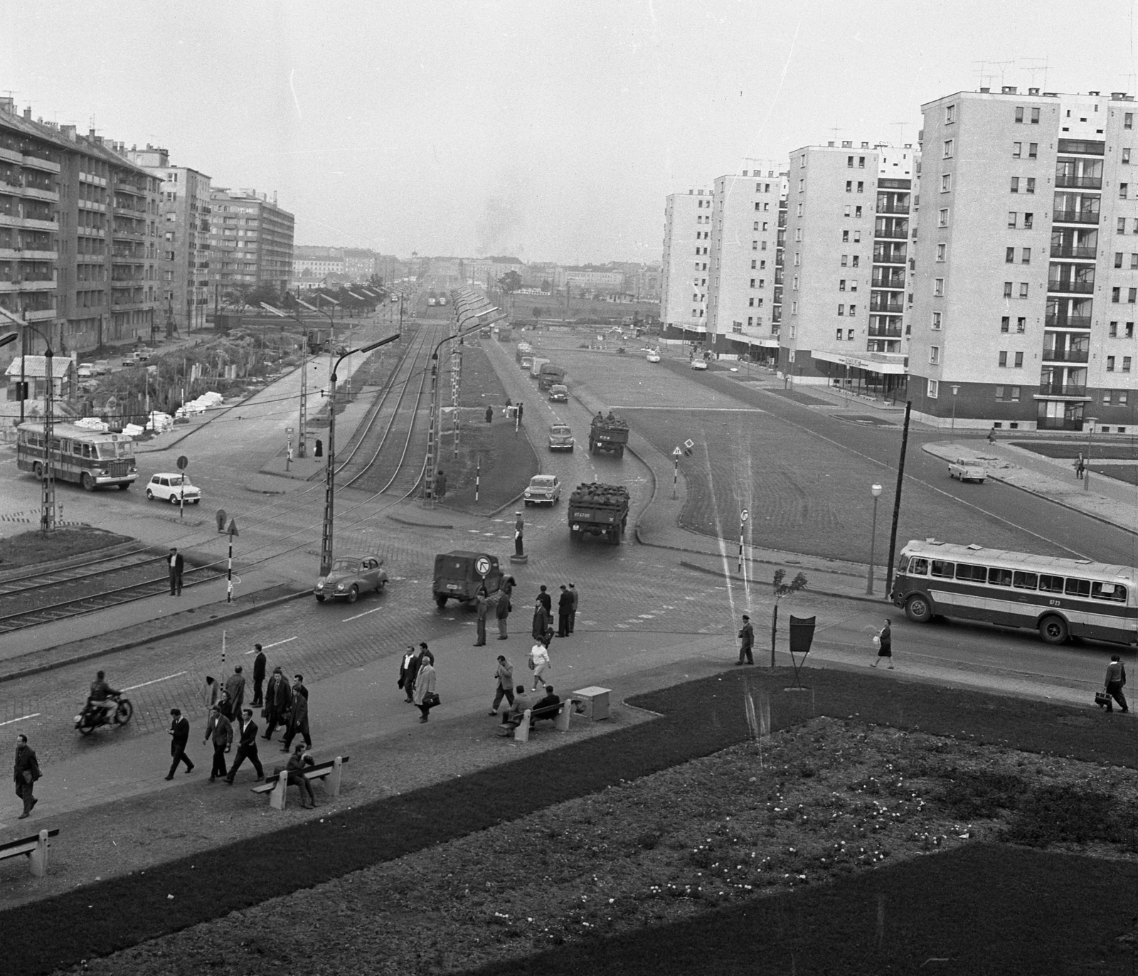 Magyarország, Budapest XI., Irinyi József utca a Budafoki út felől a Petőfi híd felé nézve., 1965, Magyar Rendőr, rendőrdobogó, Budapest, forgalom, Lágymányosi lakótelep, Fortepan #65234