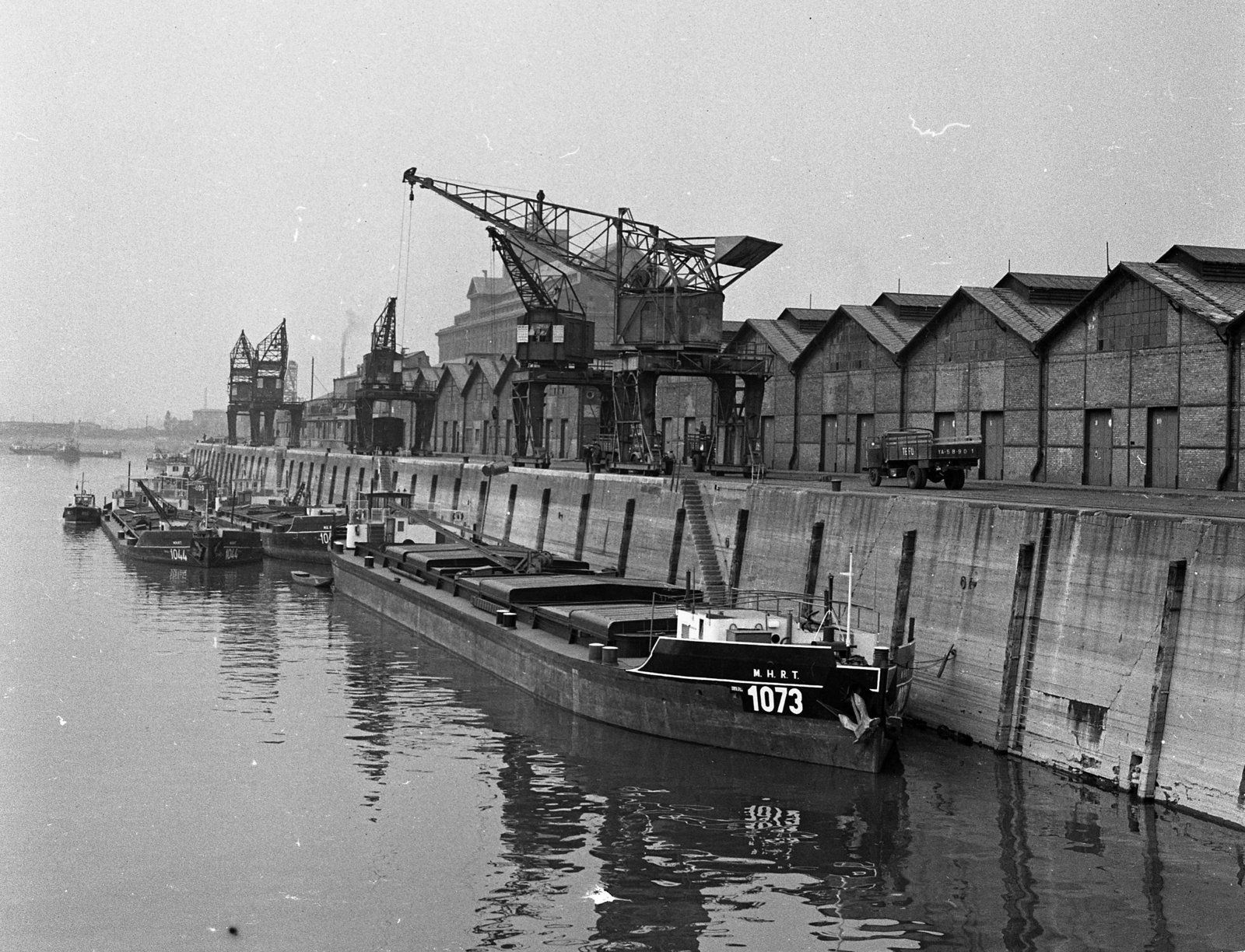 Hungary, Csepeli Szabadkikötő, Budapest XXI., I. medence, a MHRT 1000 tonnás uszályai., 1965, Magyar Rendőr, crane, barge, port, Budapest, Fortepan #65240