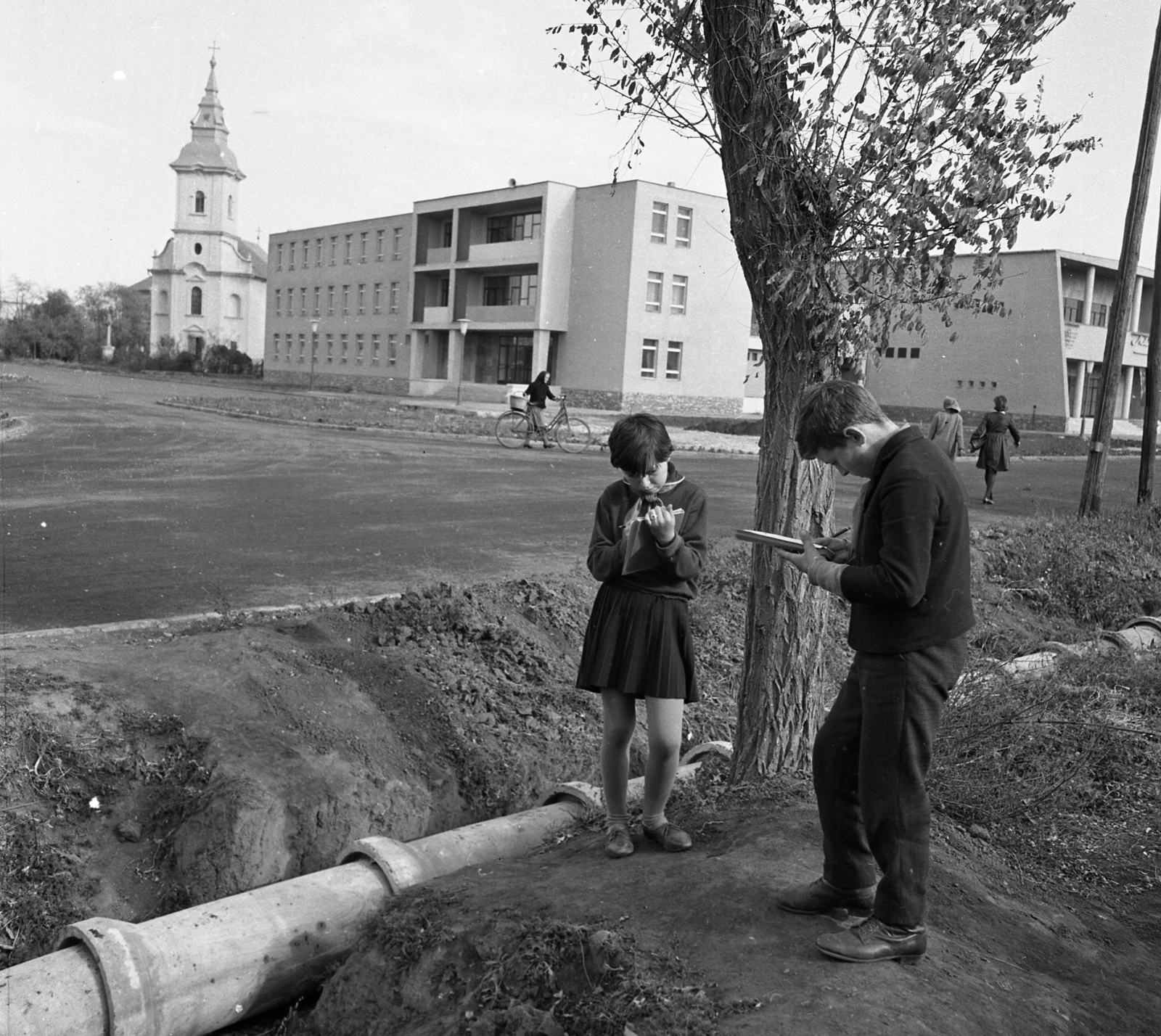 Hungary, Balmazújváros, Batthyány utca, szemben a Kossuth tér., 1965, Magyar Rendőr, canal, Fortepan #65248