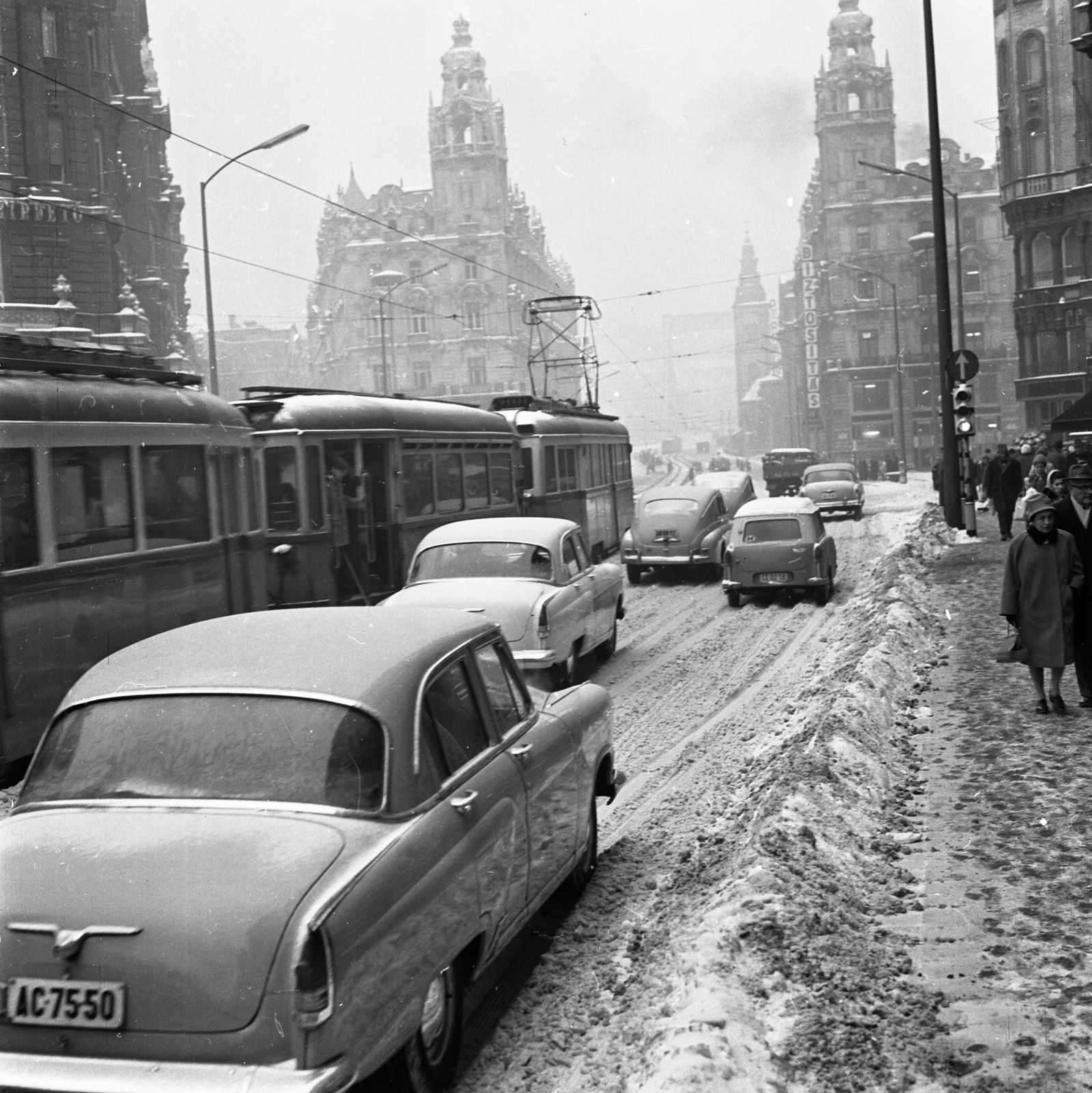 Hungary, Budapest V., Kossuth Lajos utca a Ferenciek tere (Felszabadulás tér) és az Erzsébet híd felé nézve., 1965, Magyar Rendőr, Flóris Korb-design, Kálmán Giergl-design, palace, eclectic architecture, Budapest, number plate, M21 Wolga, Fortepan #65254