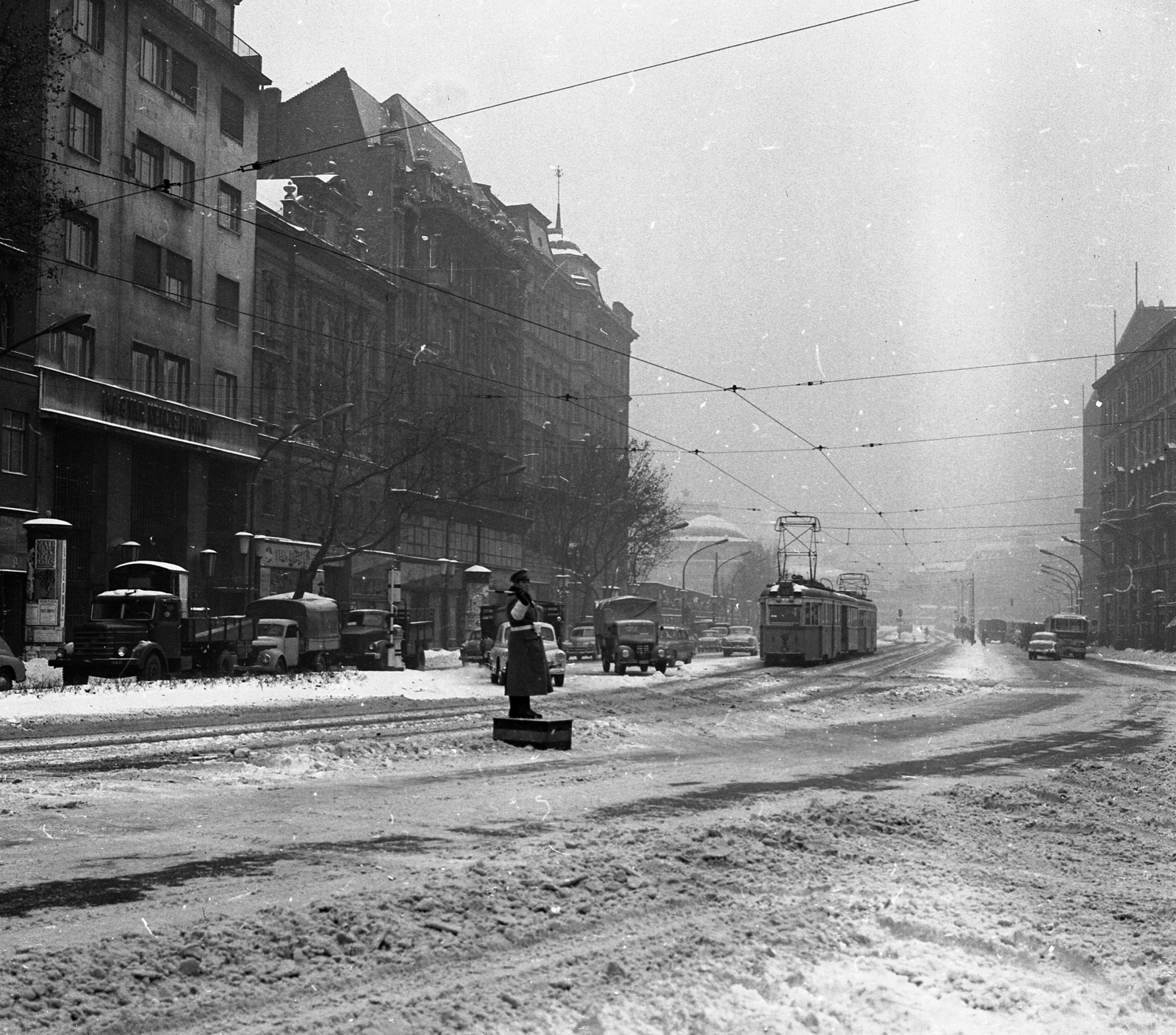 Hungary, Budapest V.,Budapest VII., Károly (Tanács) körút a Deák Ferenc tér felé nézve., 1965, Magyar Rendőr, winter, snow, traffic, commercial vehicle, cop, tram, pulpit for police officers, catenary wire, Budapest, Fortepan #65256