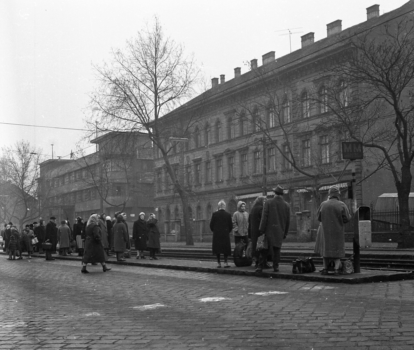 Hungary, Budapest XIII., Váci út, villamosmegálló a Lehel térnél, szemben az Ipoly utca torkolata., 1965, Magyar Rendőr, street view, waiting, tram stop, passenger, trash can, Budapest, crosswalk, Fortepan #65263