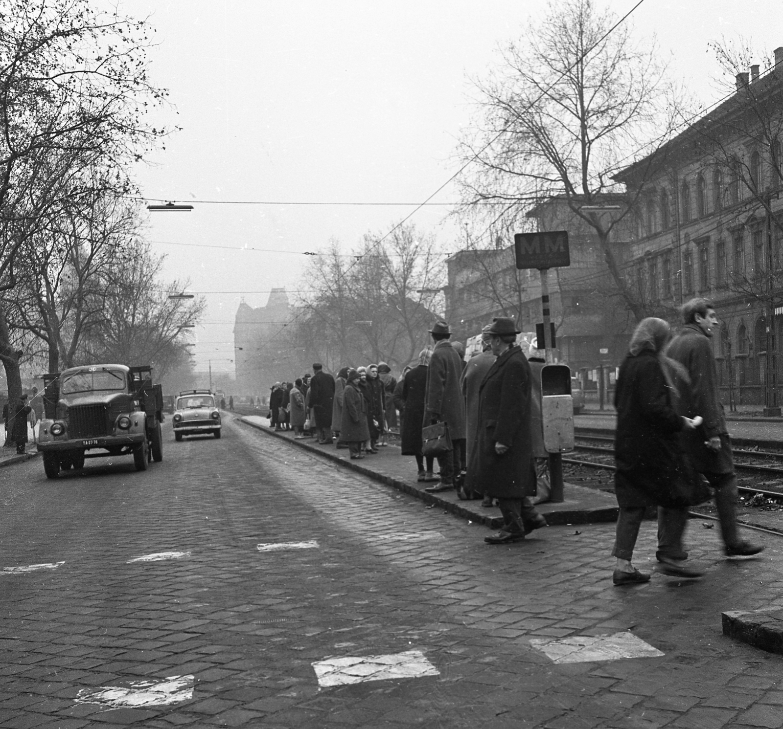 Magyarország, Budapest XIII., Váci út, villamosmegálló a Lehel térnél, jobbra az Ipoly utca torkolata., 1965, Magyar Rendőr, teherautó, utcakép, várakozás, villamosmegálló, utas, Moszkvics 407, szemetes, Budapest, gyalogátkelő, GAZ 51, Fortepan #65264