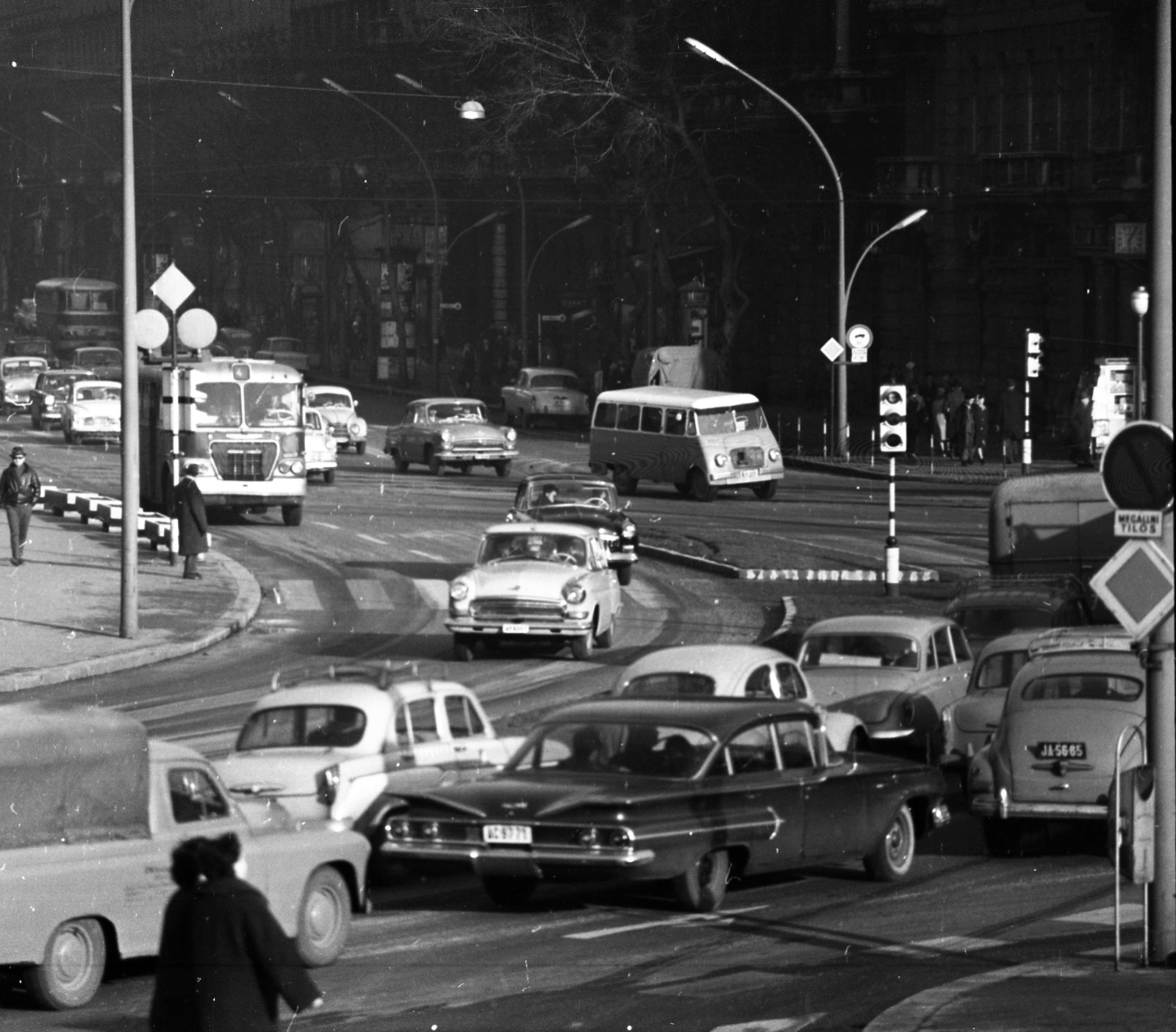Hungary, Budapest V.,Budapest VI., József Attila utca az Erzsébet (Engels) térnél, szemben a Bajcsy-Zsilinszky úton túl az Andrássy út (Népköztársaság útja)., 1965, Magyar Rendőr, transport, traffic, bus, street view, signal, taxicab, Ikarus-brand, Nysa-brand, Ikarus 620, road sign, automobile, M21 Wolga, Budapest, Fortepan #65265