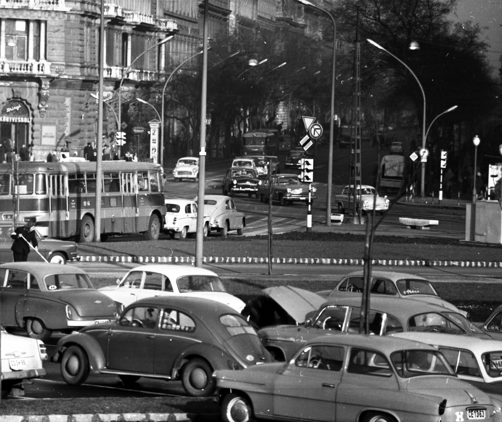 Hungary, Budapest V.,Budapest VI., Andrássy út (Népköztársaság útja) eleje a Bajcsy-Zsilinszky úti kereszteződésnél az Erzsébet (Engels) téri parkolóból nézve., 1965, Magyar Rendőr, traffic, bus, Trabant-brand, street view, Volkswagen-brand, sweeper, Ikarus 620, M21 Wolga, Volkswagen Beetle, Budapest, Fortepan #65266