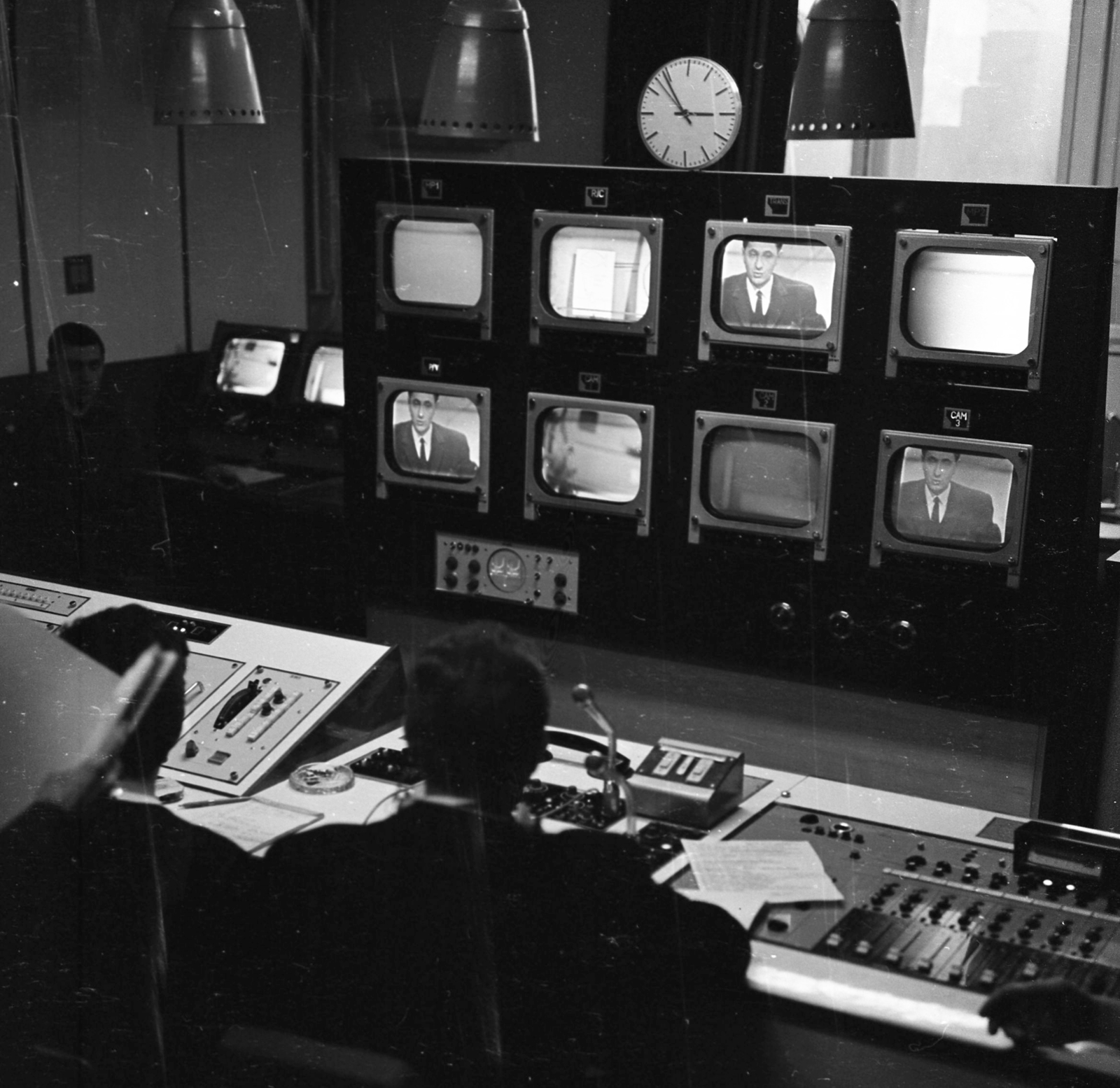 Hungary, Budapest V., az MTV stúdiója, a képernyőkön Kovalik Károly szerkesztő-riporter. A Kék fény bűnügyi magazin első adása., 1965, Magyar Rendőr, watch, Hungarian TV, broadcasting, television show, Budapest, Fortepan #65268