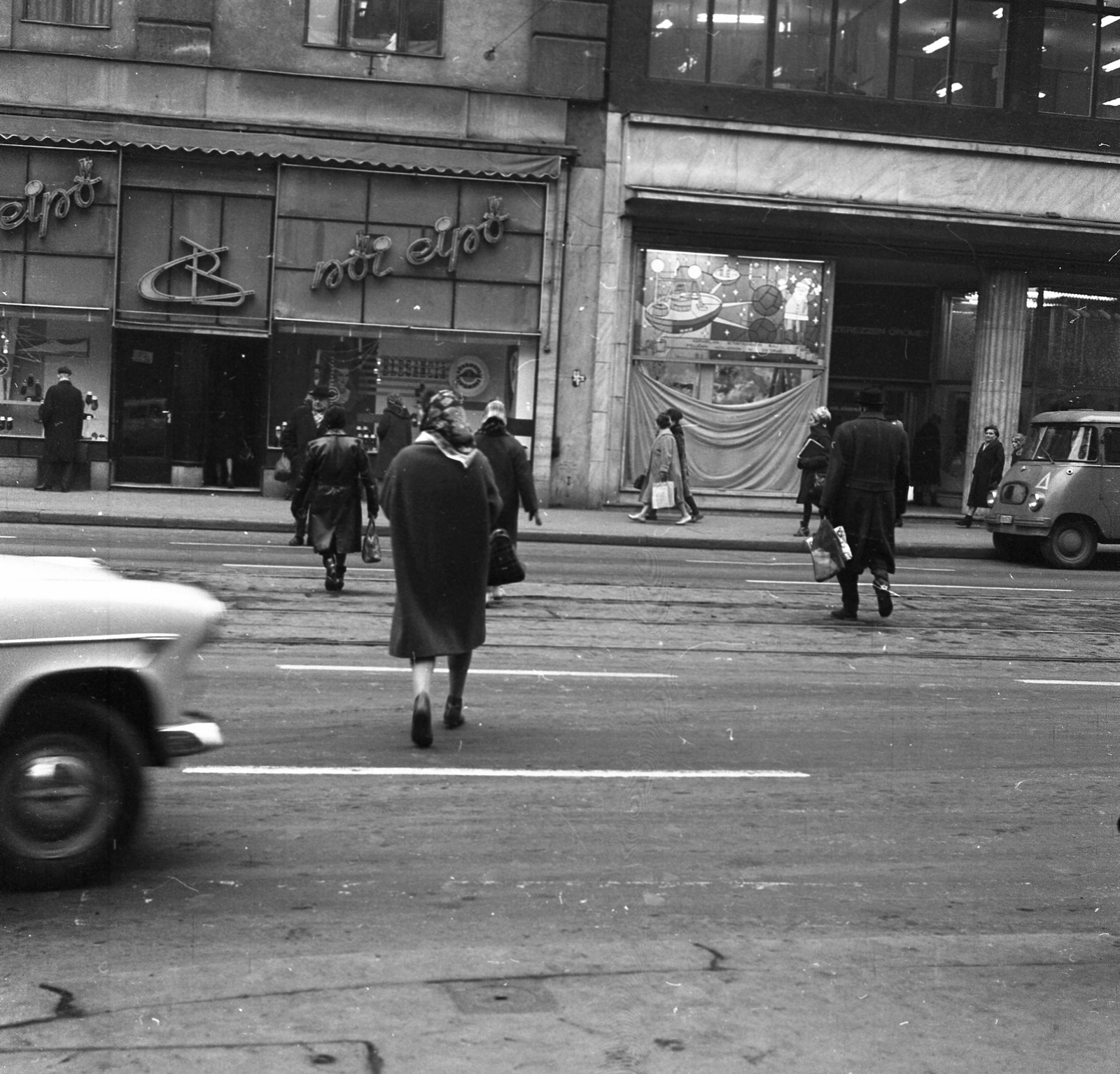 Hungary, Budapest V., Kossuth Lajos utca a Semmelweis utca torkolatával szemben., 1965, Magyar Rendőr, pedestrian, street view, genre painting, shoe store, Budapest, Fortepan #65271