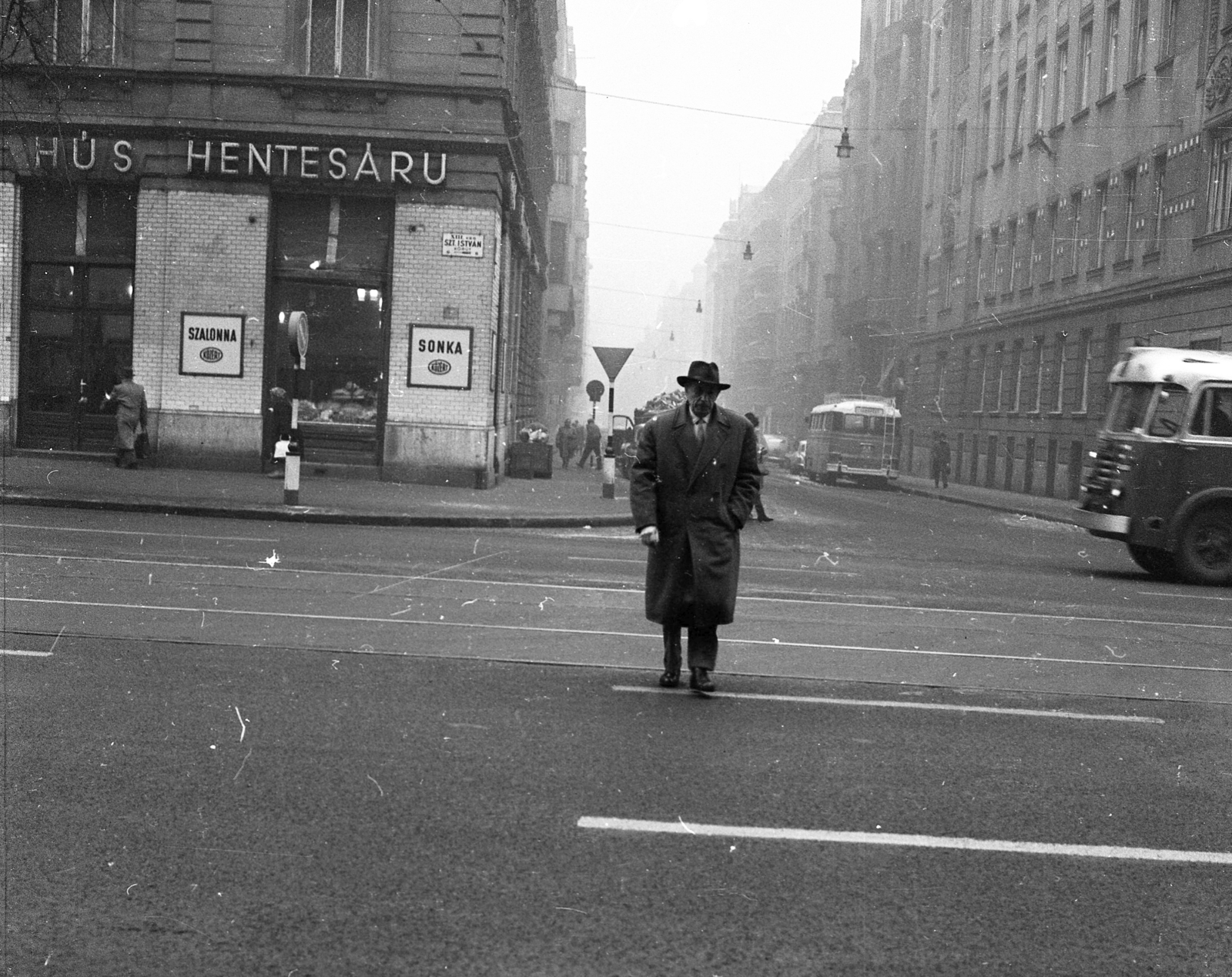 Hungary, Budapest V.,Budapest XIII., Szent István körút, szemben a Tátra (Sallai Imre) utca., 1965, Magyar Rendőr, bus, street view, butcher shop, Budapest, Fortepan #65274