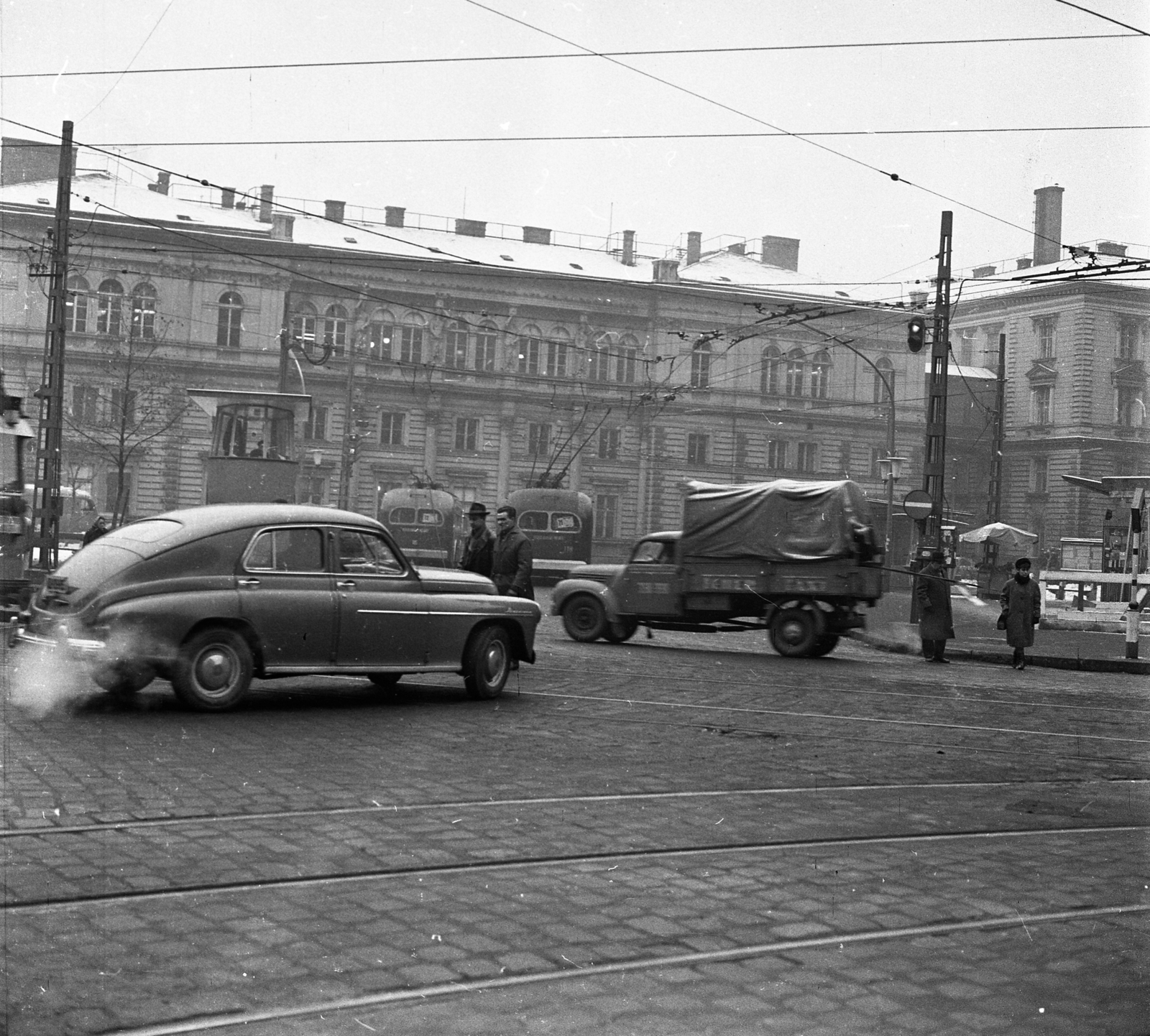 Hungary, Budapest VI., Nyugati (Marx) tér, szemben a Jókai utca, MÁV igazgatóság épülete., 1965, Magyar Rendőr, pedestrian, street view, genre painting, trolley bus, u-haul, Budapest, Fortepan #65278