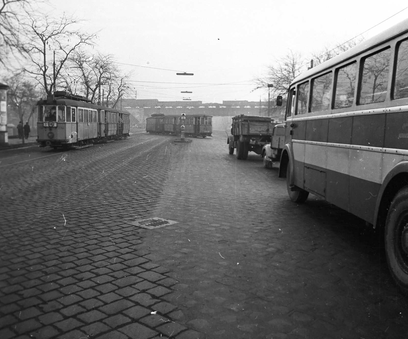 Hungary, Budapest IX., Soroksári út, háttérben a vasúti híd a Közvágóhídnál., 1965, Magyar Rendőr, traffic, bus, commercial vehicle, street view, tram, rail, csibi lamp, cobblestones, Budapest, Fortepan #65280