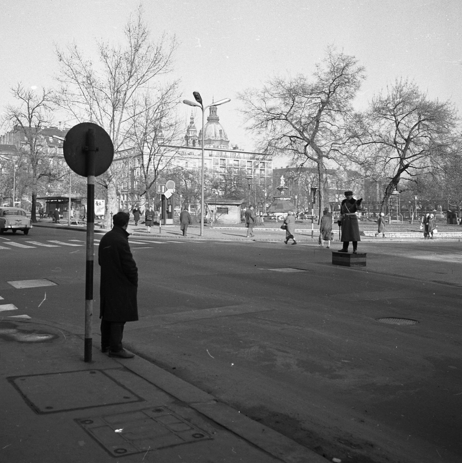 Hungary, Budapest V., Erzsébet (Engels) tér a Bécsi utca - Harmincad utca sarokról nézve., 1965, Magyar Rendőr, street view, cop, pulpit for police officers, fur, Budapest, fur hat, Fortepan #65281