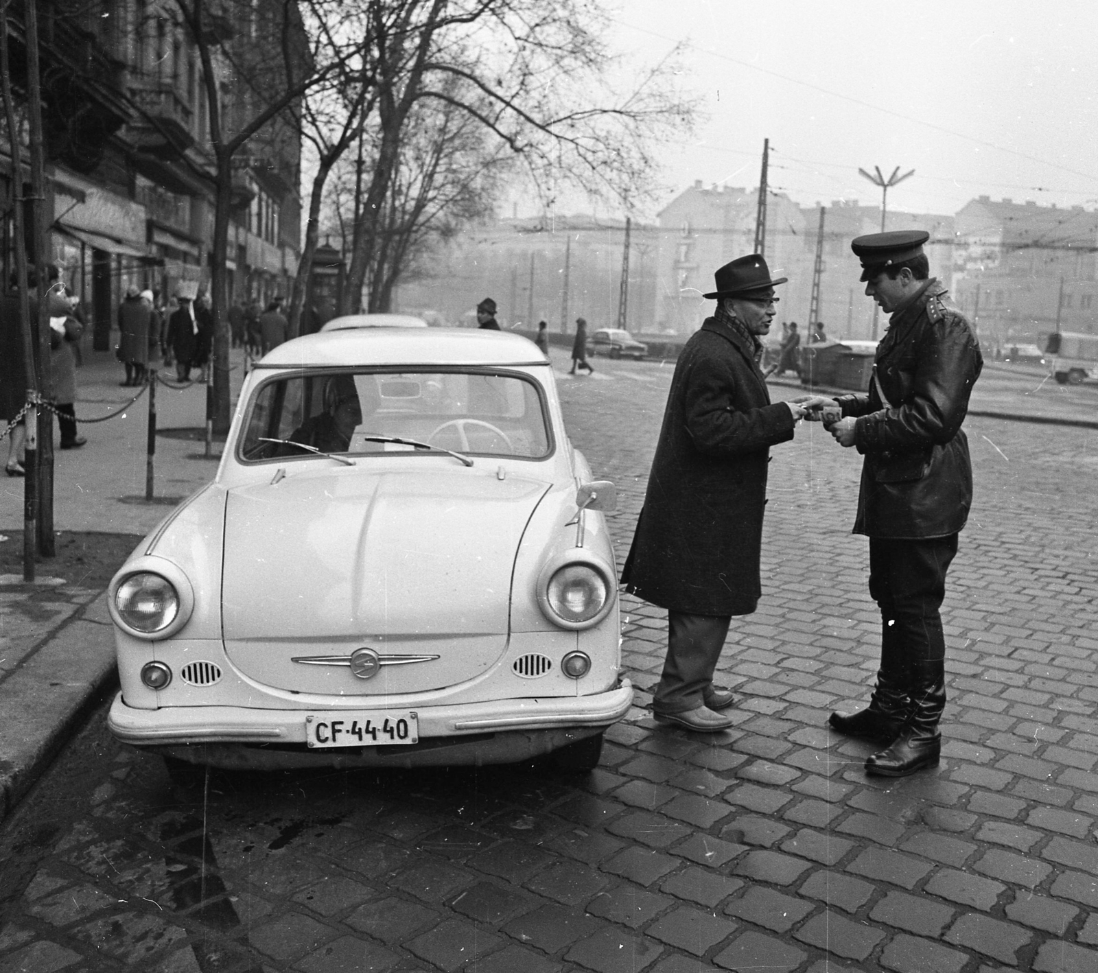 Hungary, Budapest VIII.,Budapest V., Kálvin tér a Múzeum körút felé nézve., 1965, Magyar Rendőr, Trabant-brand, pedestrian, street view, genre painting, cop, leather jacket, number plate, Budapest, identity check, Fortepan #65282
