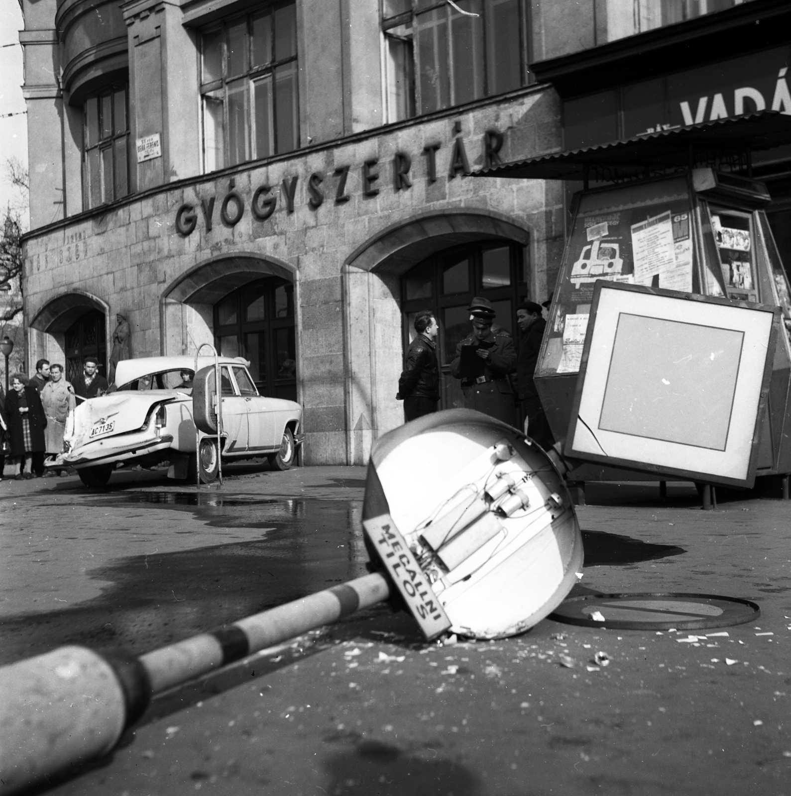 Hungary, Budapest VI., Deák Ferenc tér, Anker-ház., 1966, Magyar Rendőr, accident, Ignác Alpár-design, palace, eclectic architecture, Budapest, M21 Wolga, Fortepan #65291