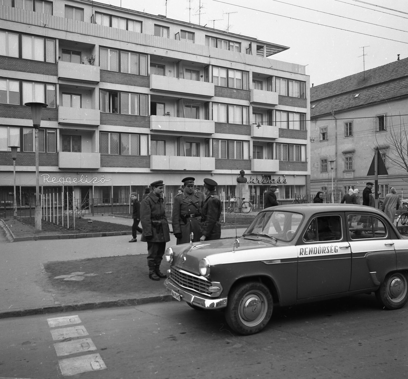 Hungary, Zalaegerszeg, Kossuth Lajos (Hamburger Jenő) tér, háttérben a "Pontház"., 1966, Magyar Rendőr, Moskvitch-brand, police vehicle, Fortepan #65299