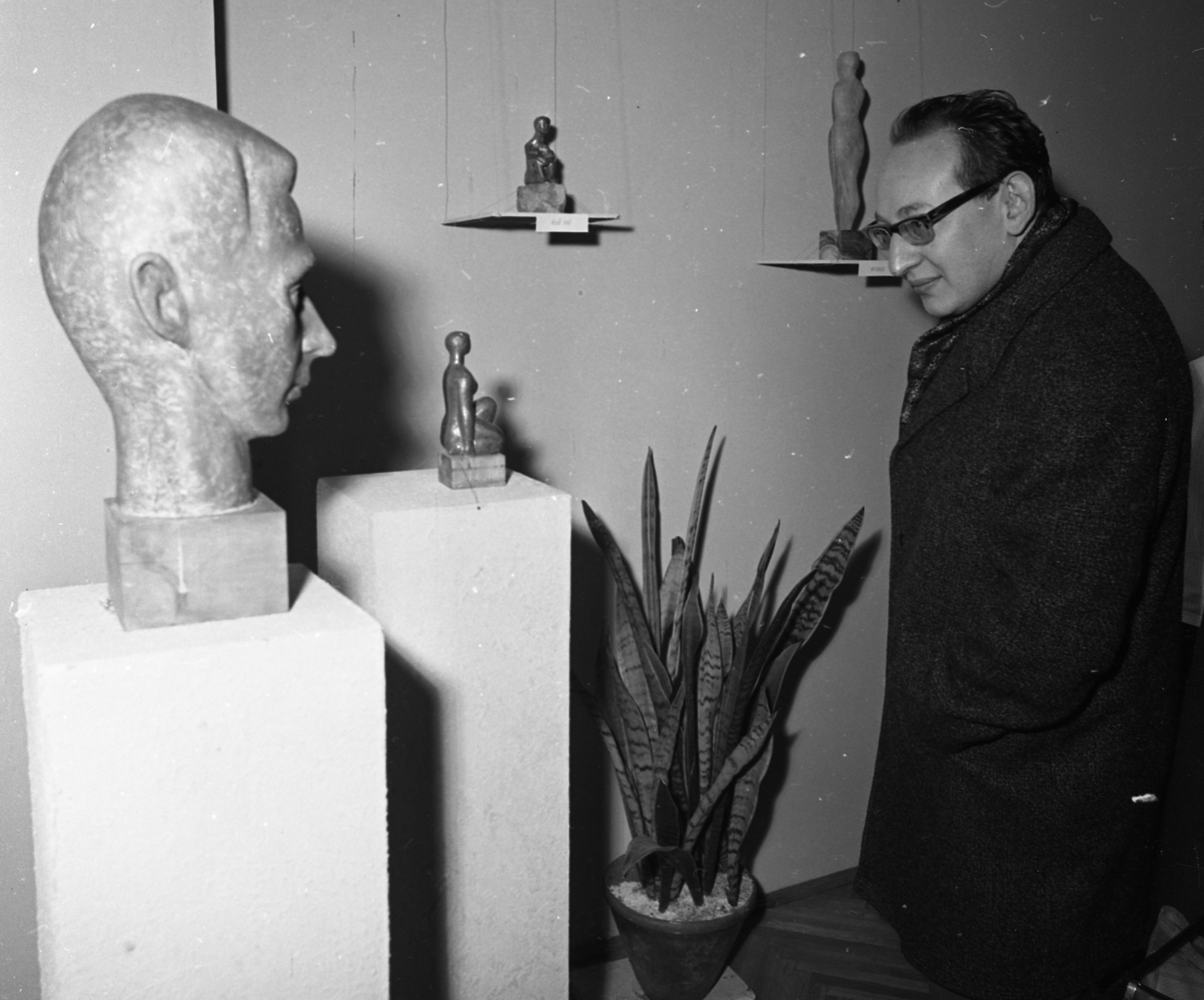 Hungary, Budapest V., Zrinyi utca 5. Duna Palota. Alexa Ferenc szobrászművész kiállítása, balra a művész önarcképe. Jobbra Bakcsi György irodalomtörténész, nemzetközi sakkfeladványszerző nagymester, harmincszoros magyar bajnok és örökös bajnok., 1966, Magyar Rendőr, Budapest, Fortepan #65306